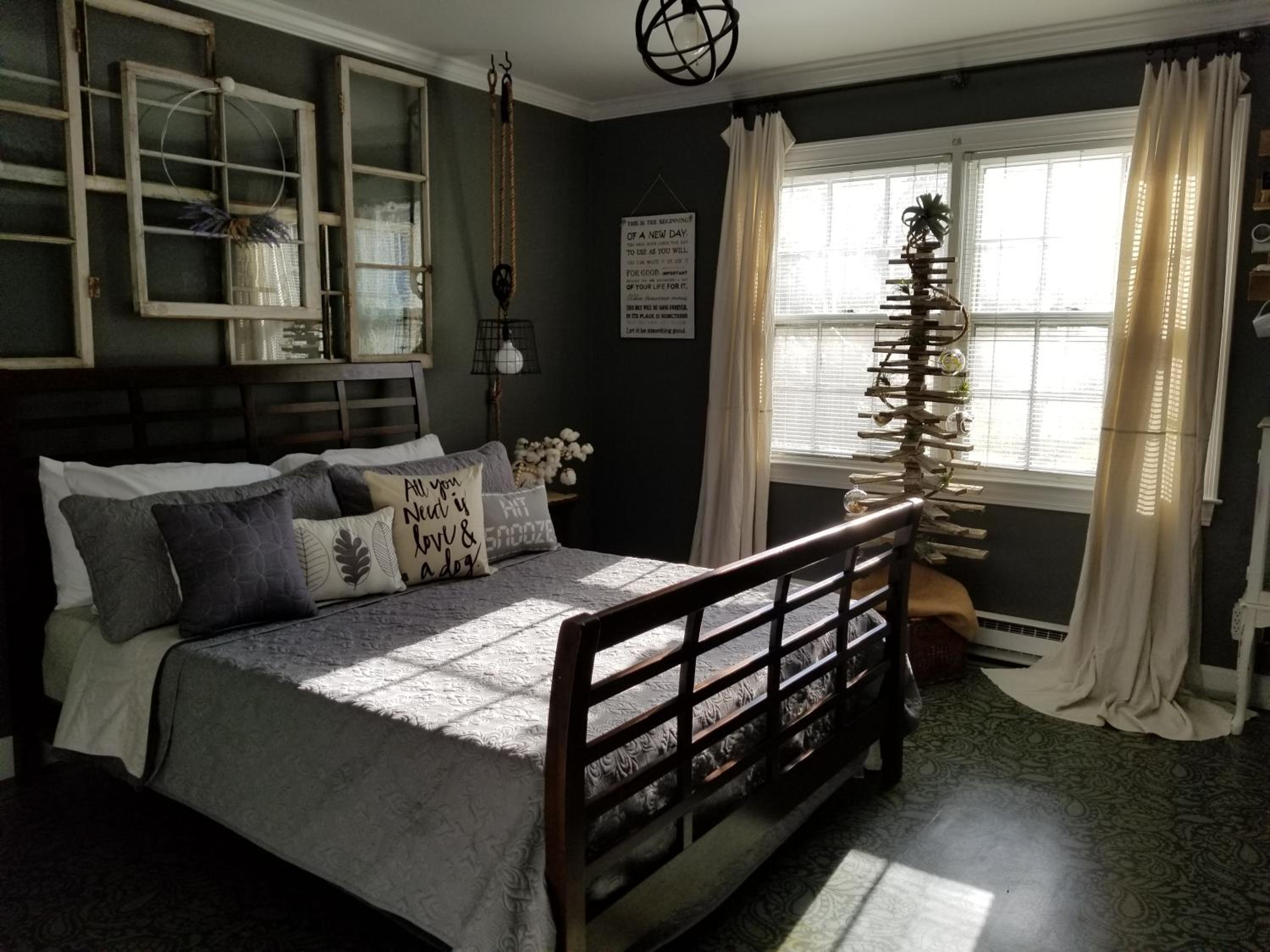 Queen Room with Shared Bathroom photo 3