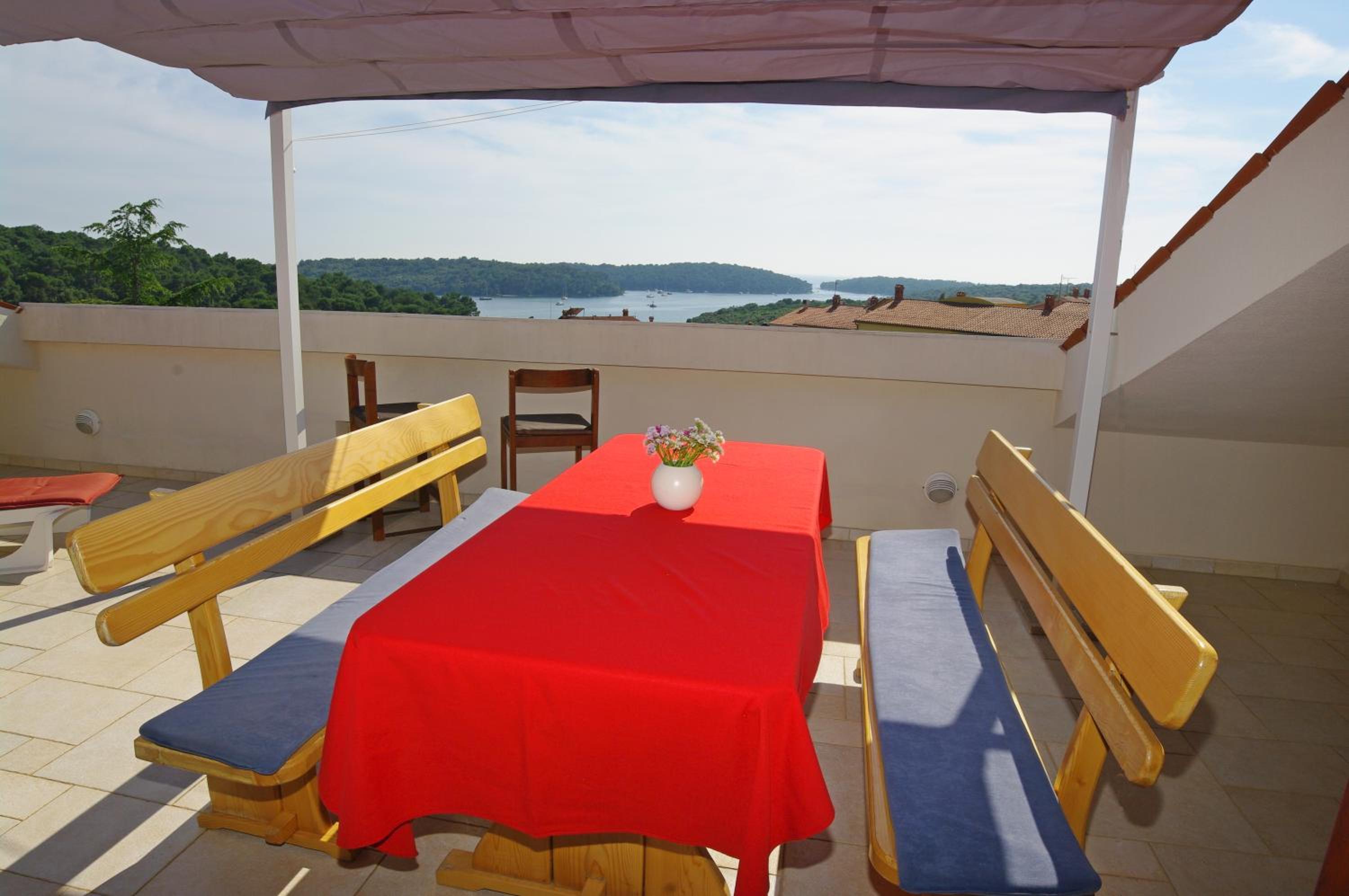 Apartment with Terrace and Sea View - Photo 4