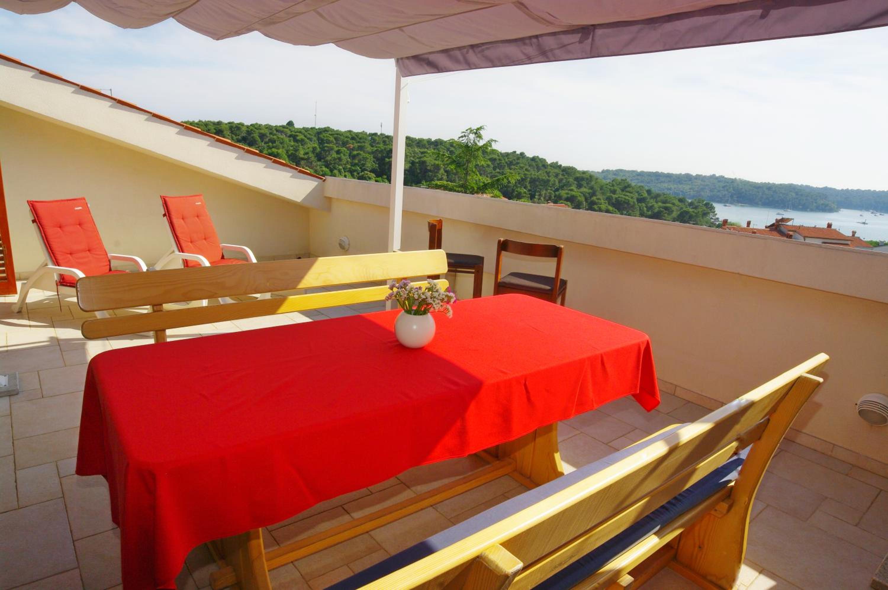 Apartment with Terrace and Sea View - Photo 3