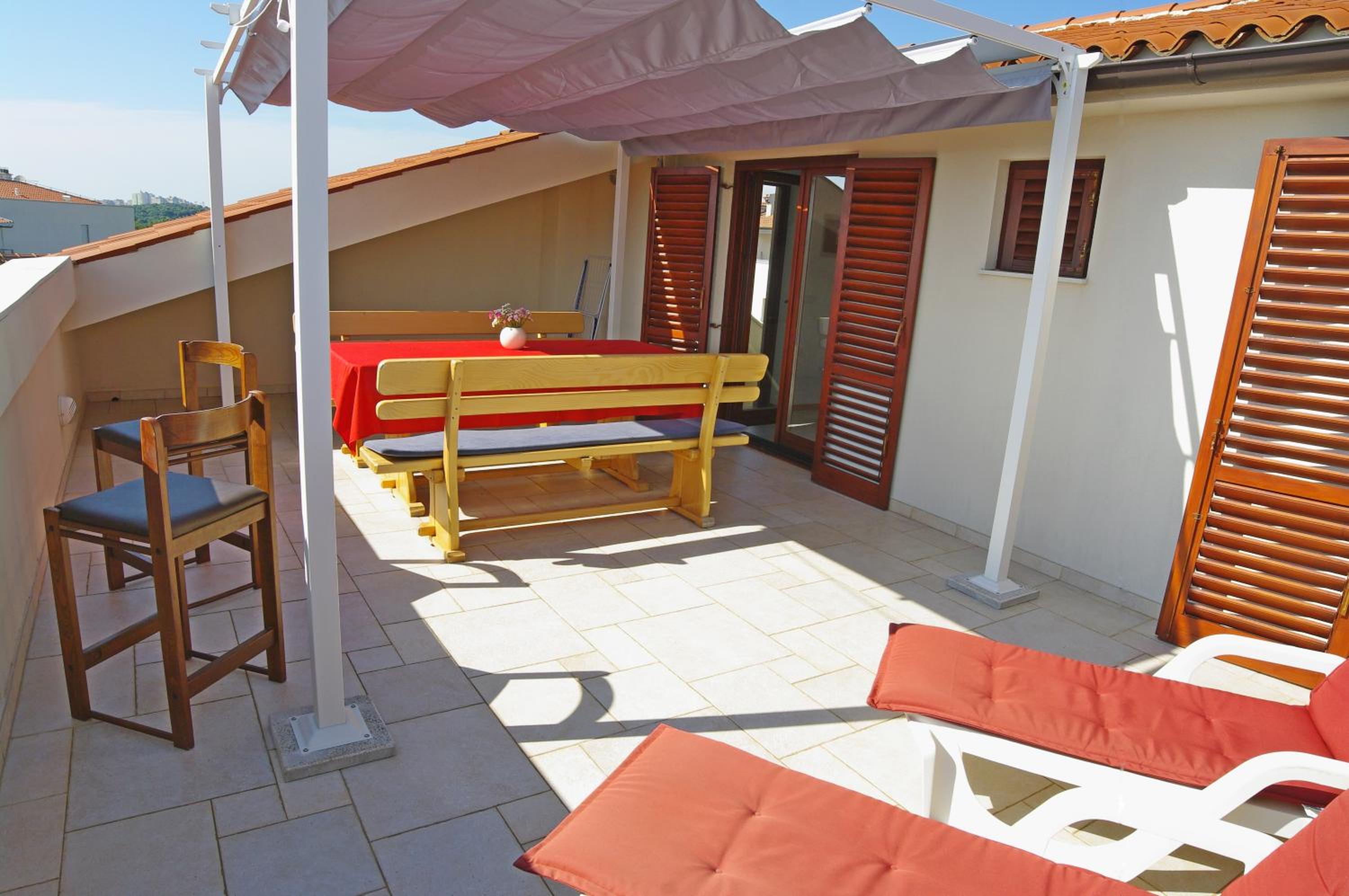 Apartment with Terrace and Sea View - Photo 2