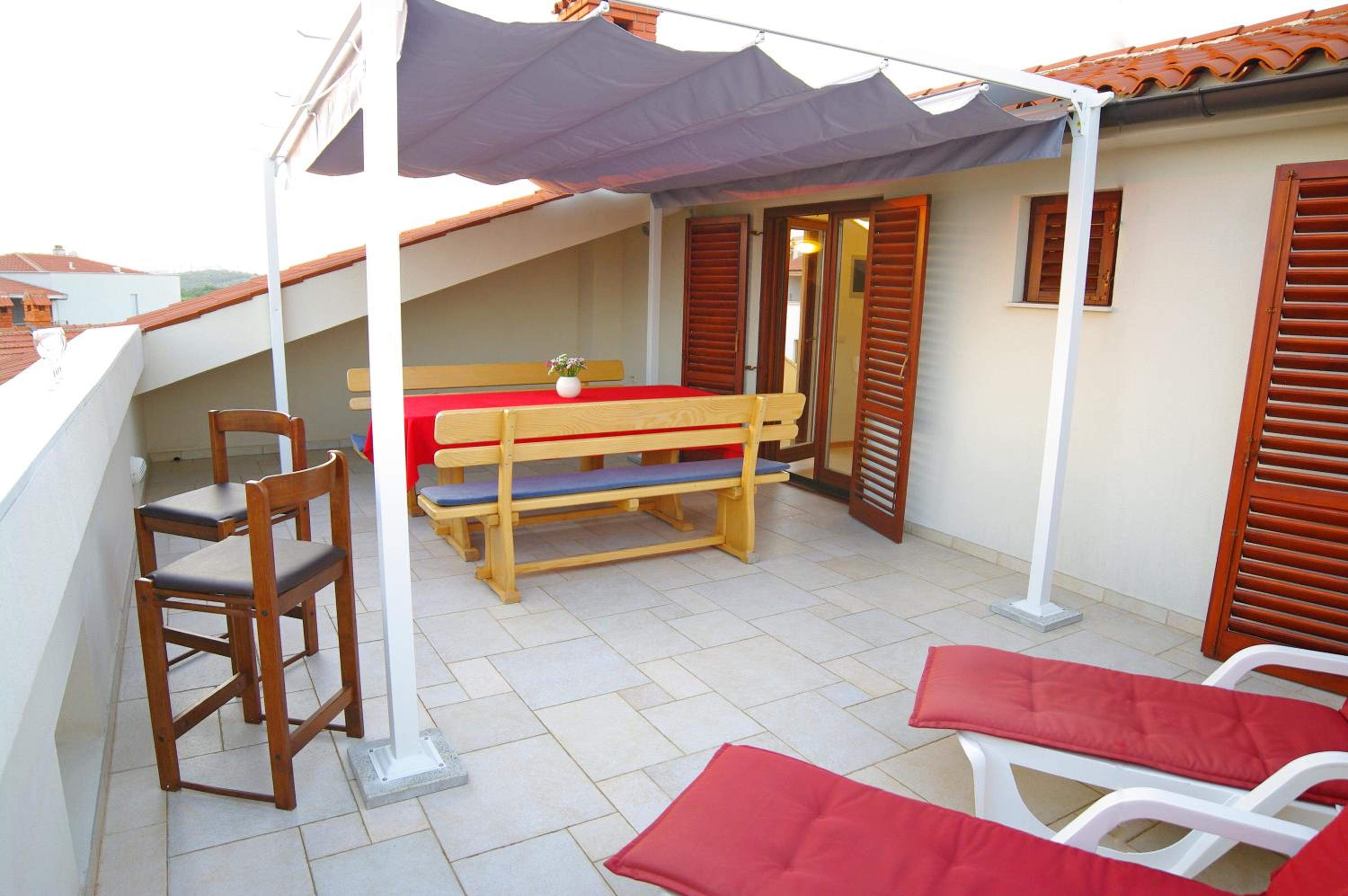 Apartment with Terrace and Sea View - Photo 18