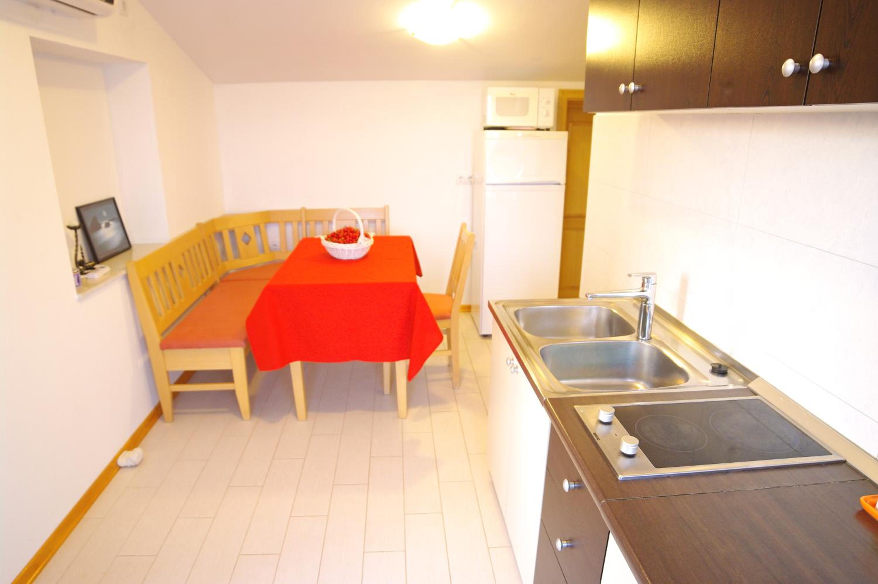 Apartment with Terrace and Sea View - Photo 5