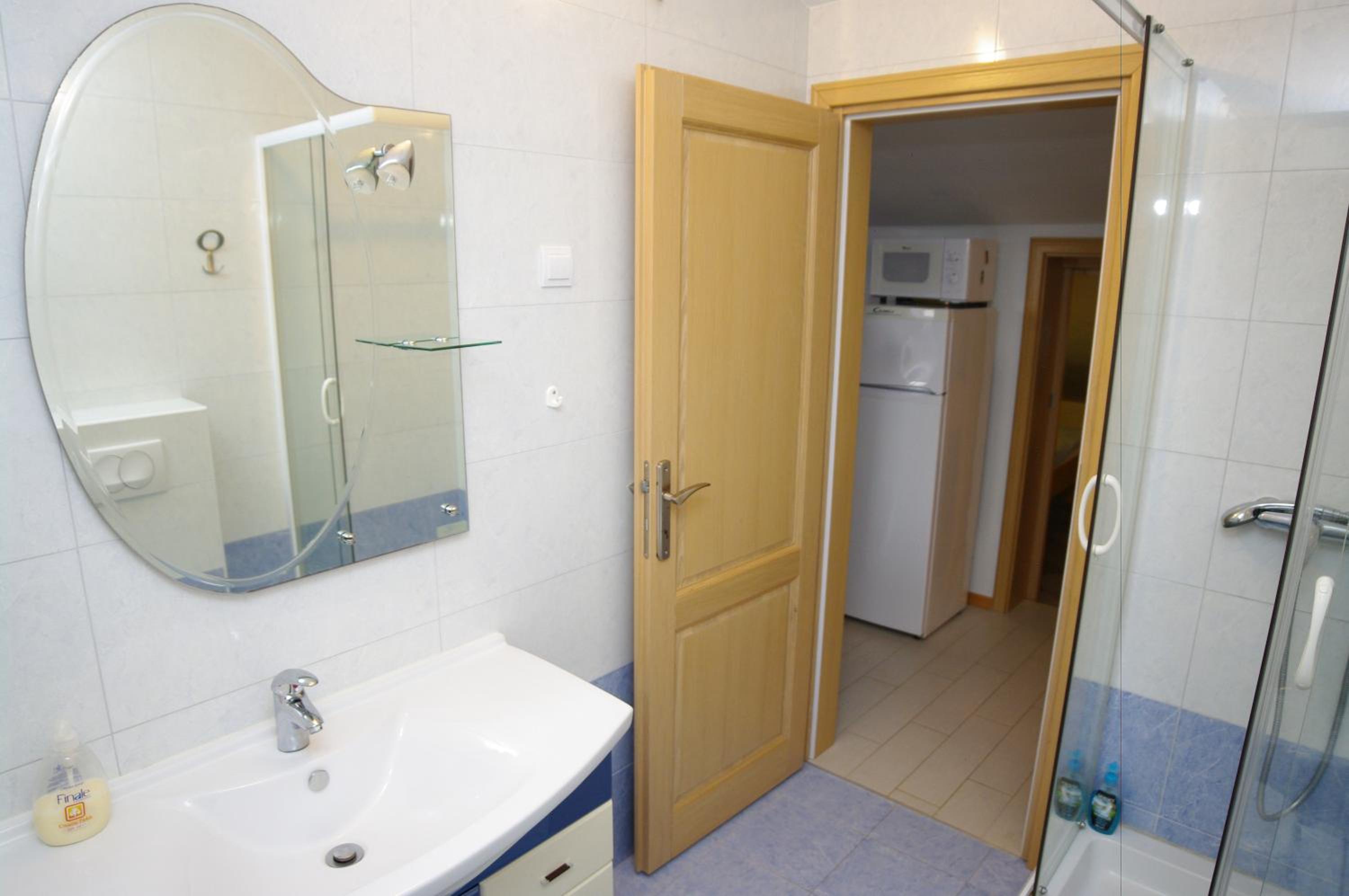Apartment with Terrace and Sea View - Photo 7