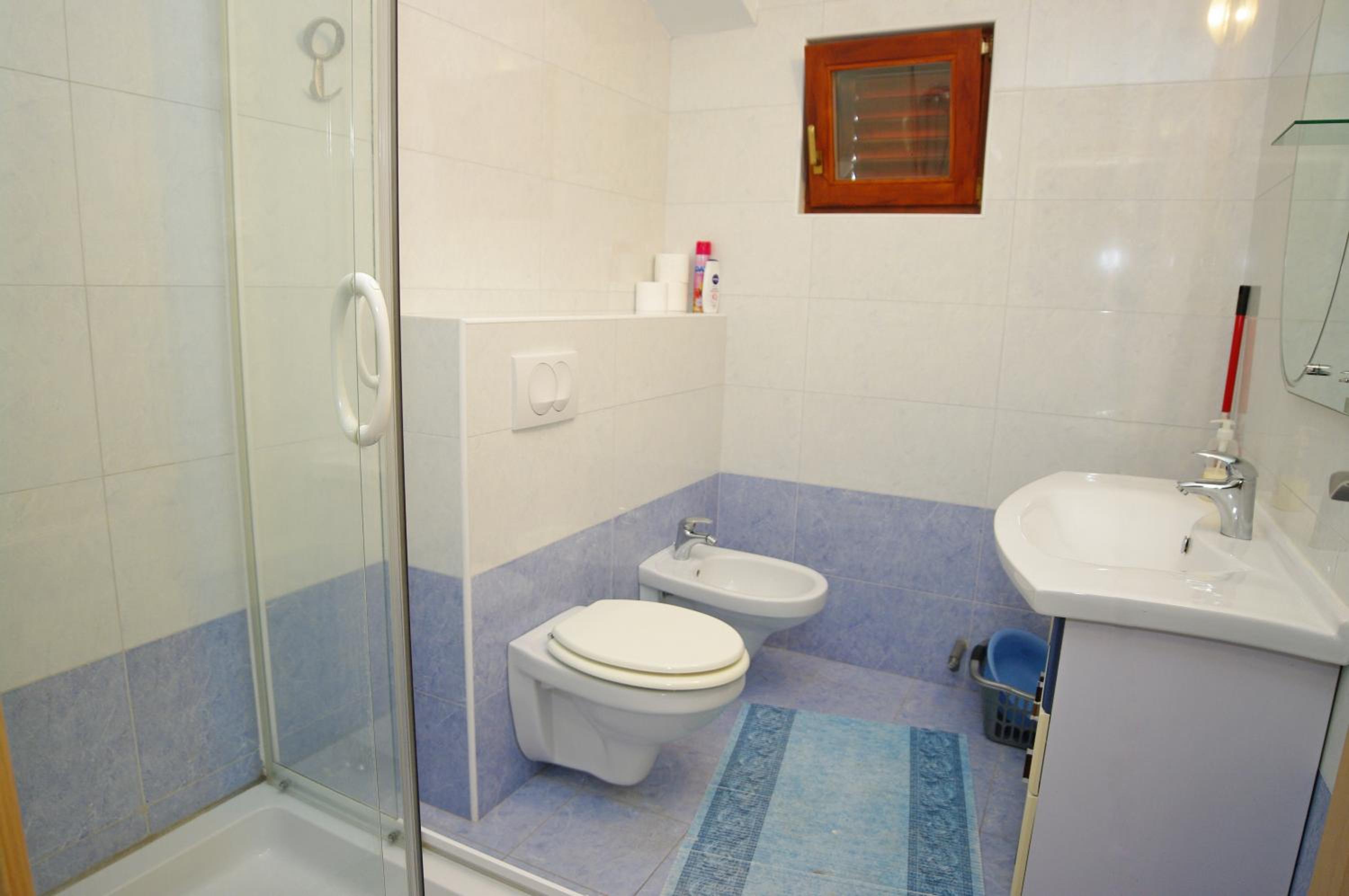 Apartment with Terrace and Sea View - Photo 9