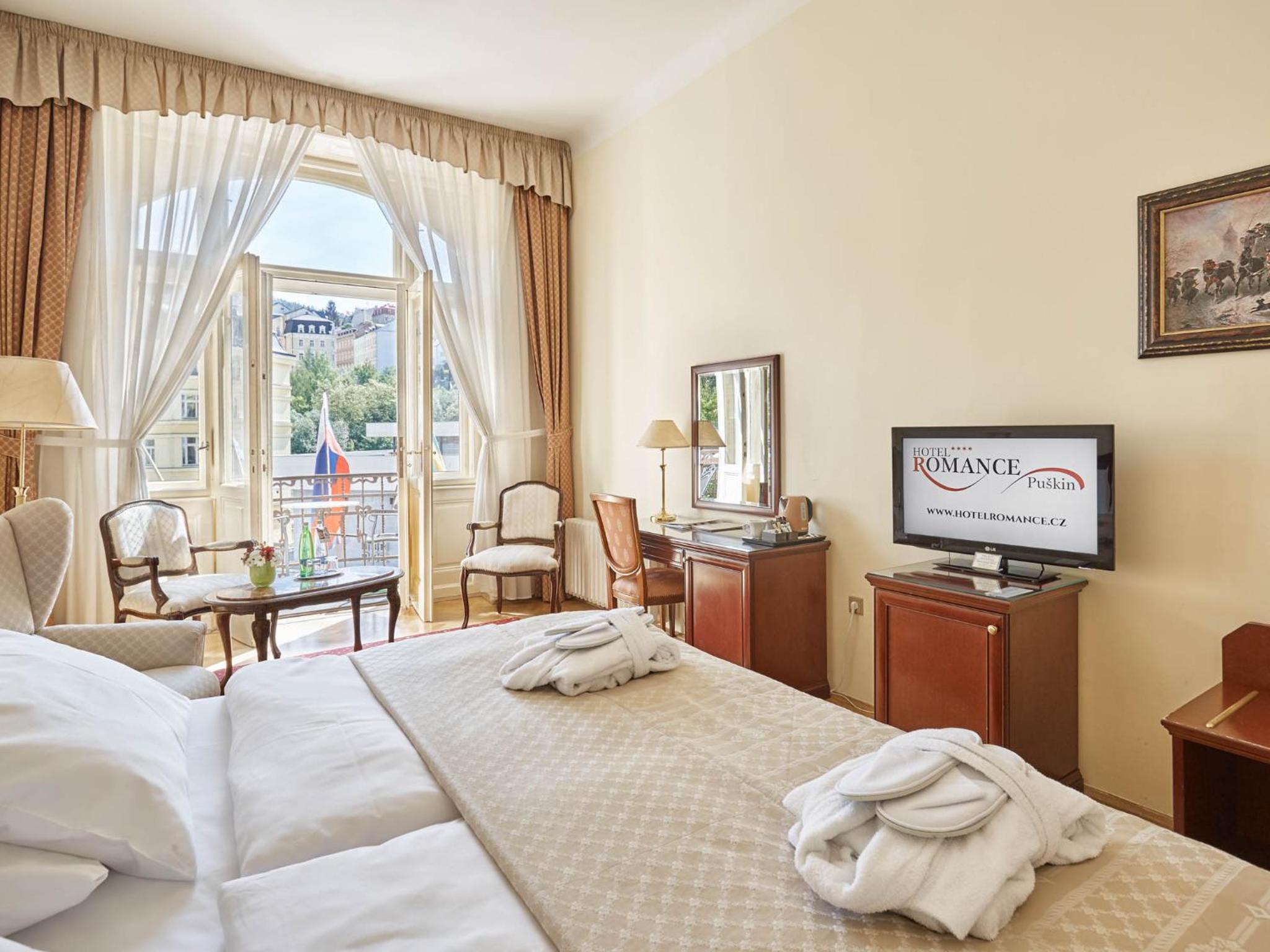 Deluxe Double Room with Balcony - Photo 4