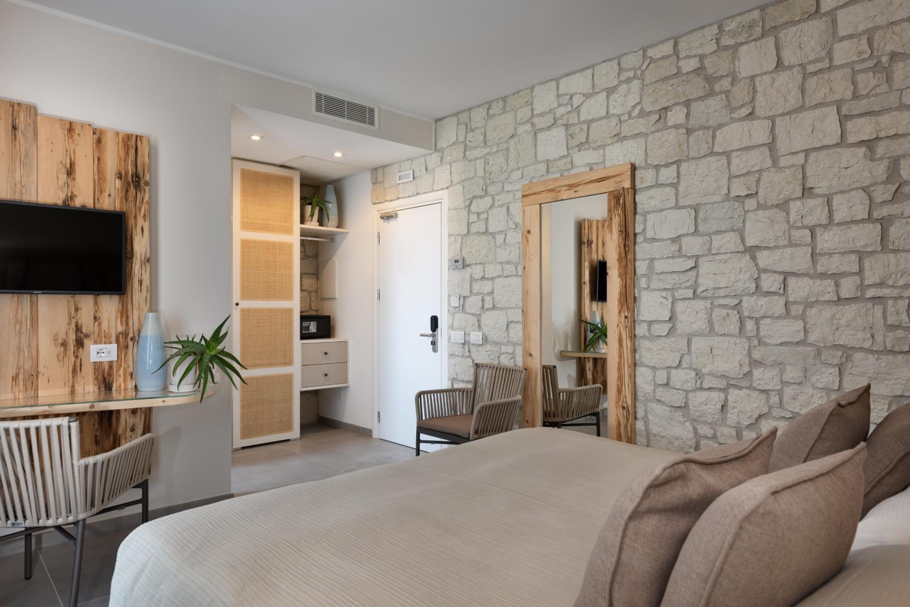 Deluxe Double or Twin Room photo 2