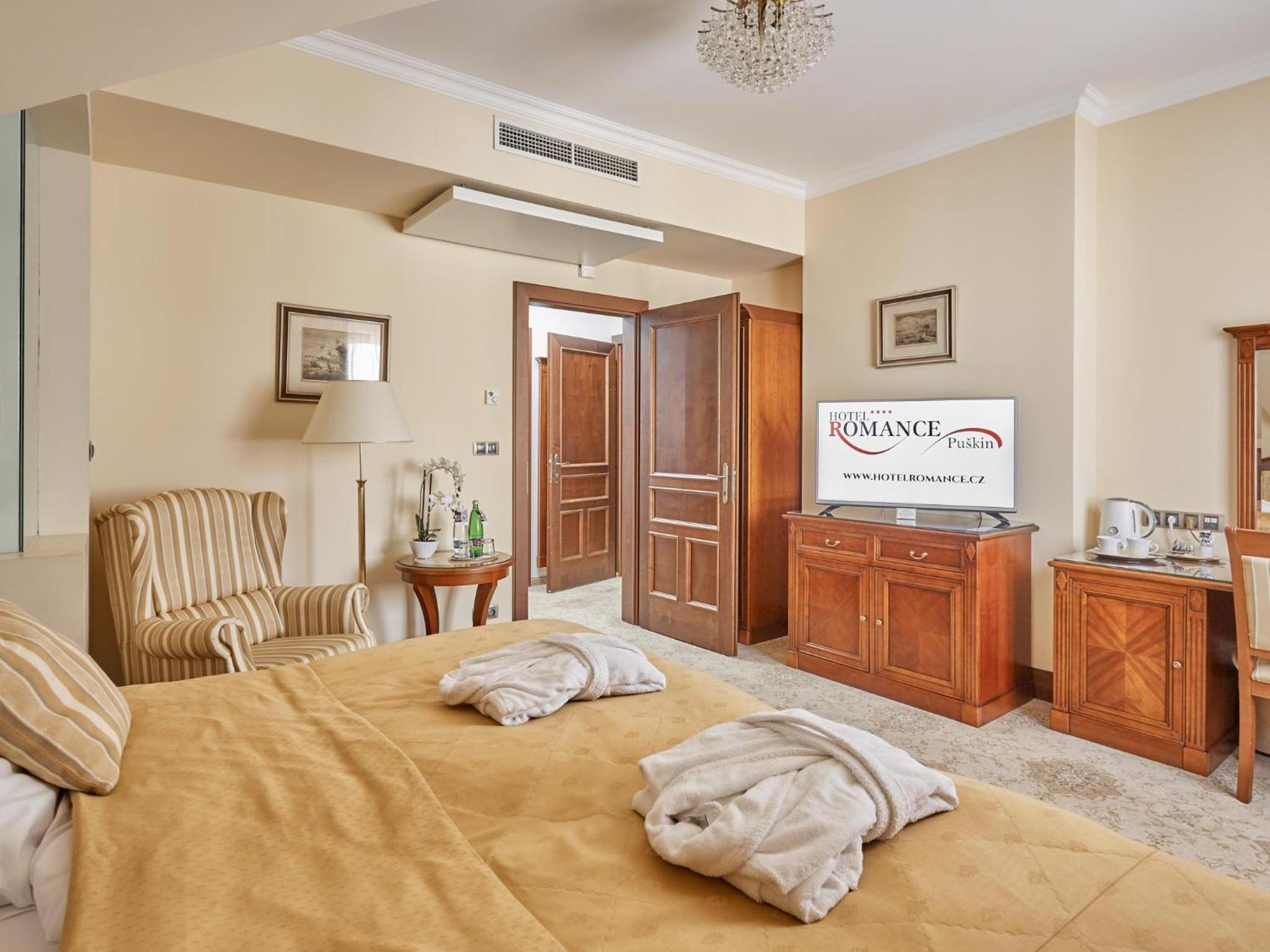 King Suite with Whirlpool Bath and Air conditioning - Photo 3