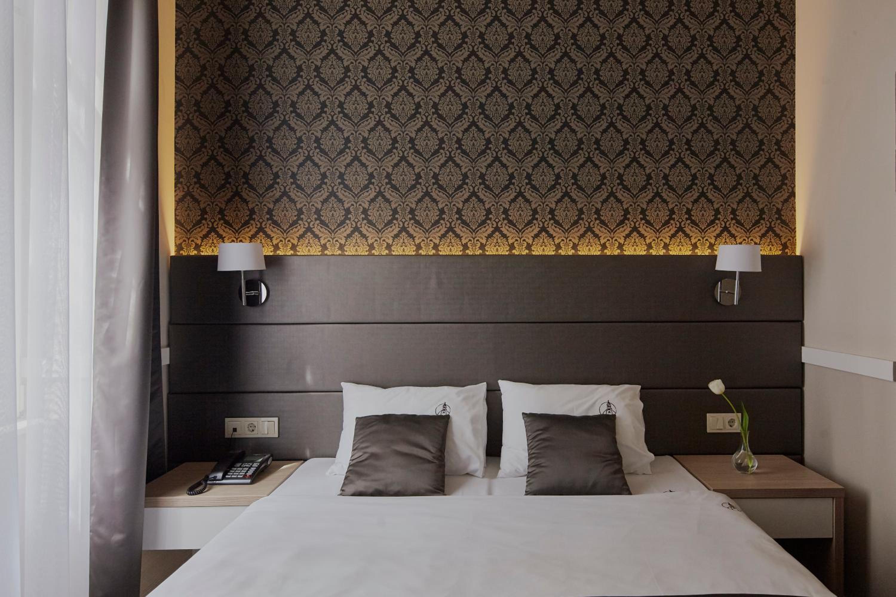 Standard Double or Twin Room - Photo 11
