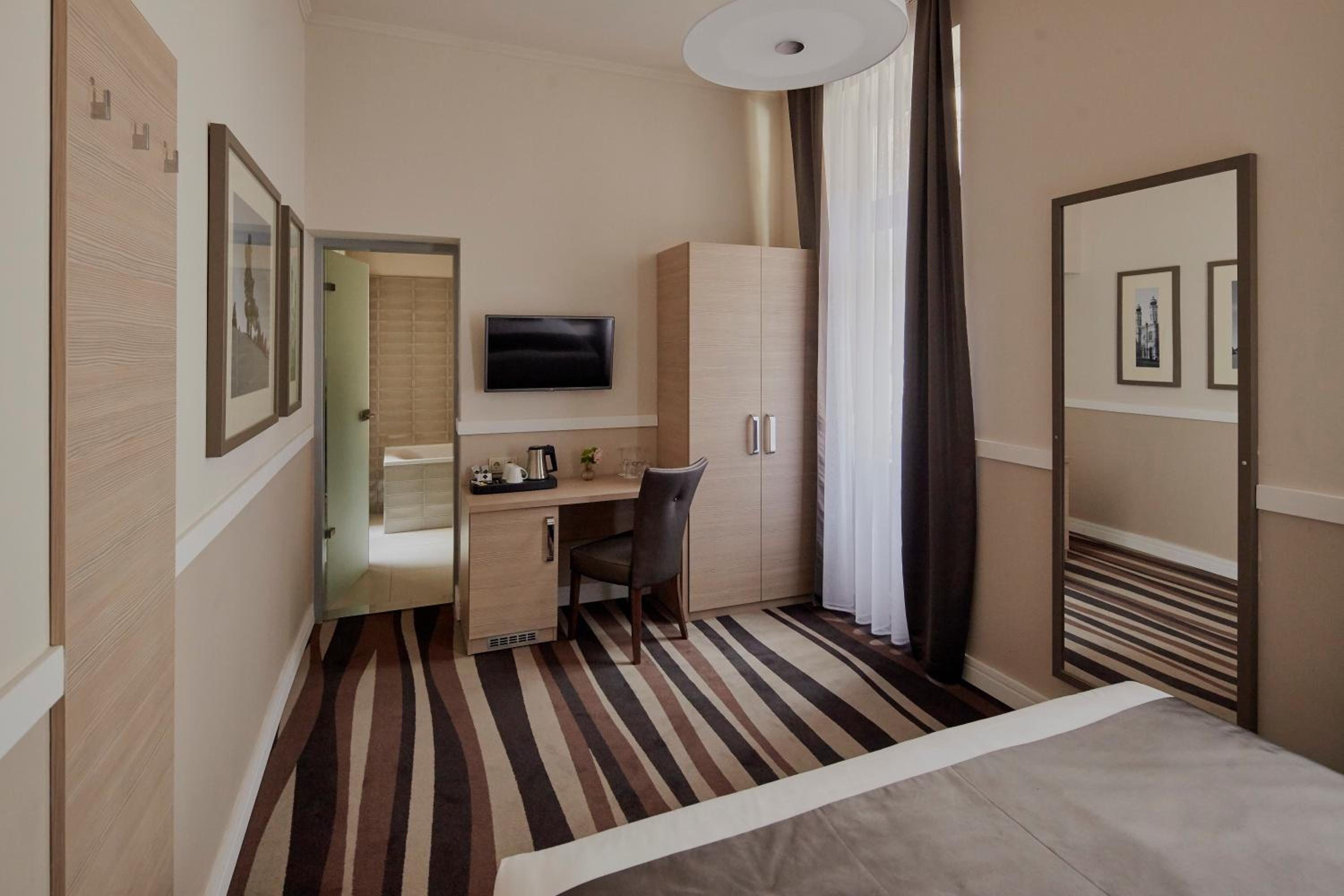 Standard Double or Twin Room - Photo 5