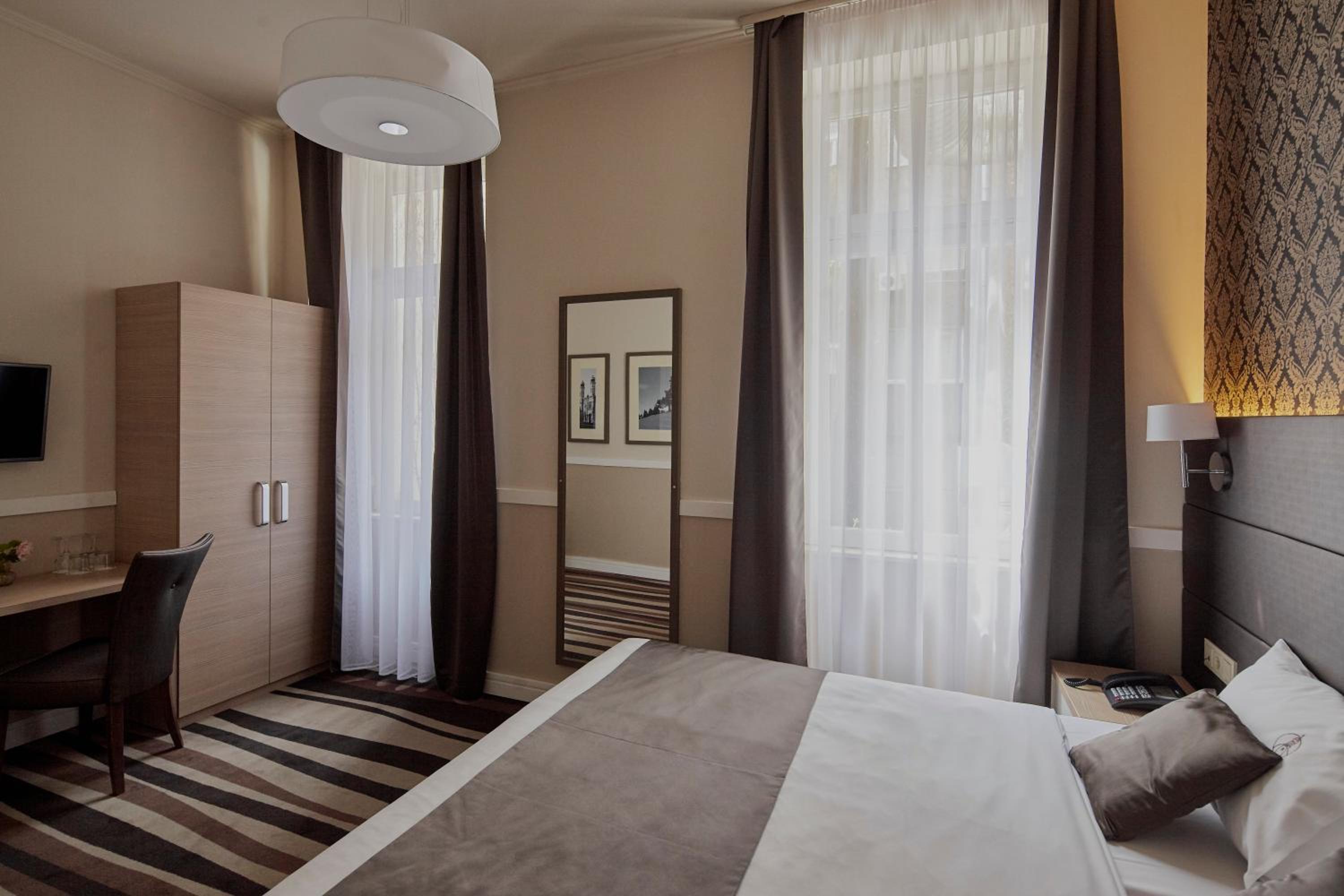 Standard Double or Twin Room - Photo 2