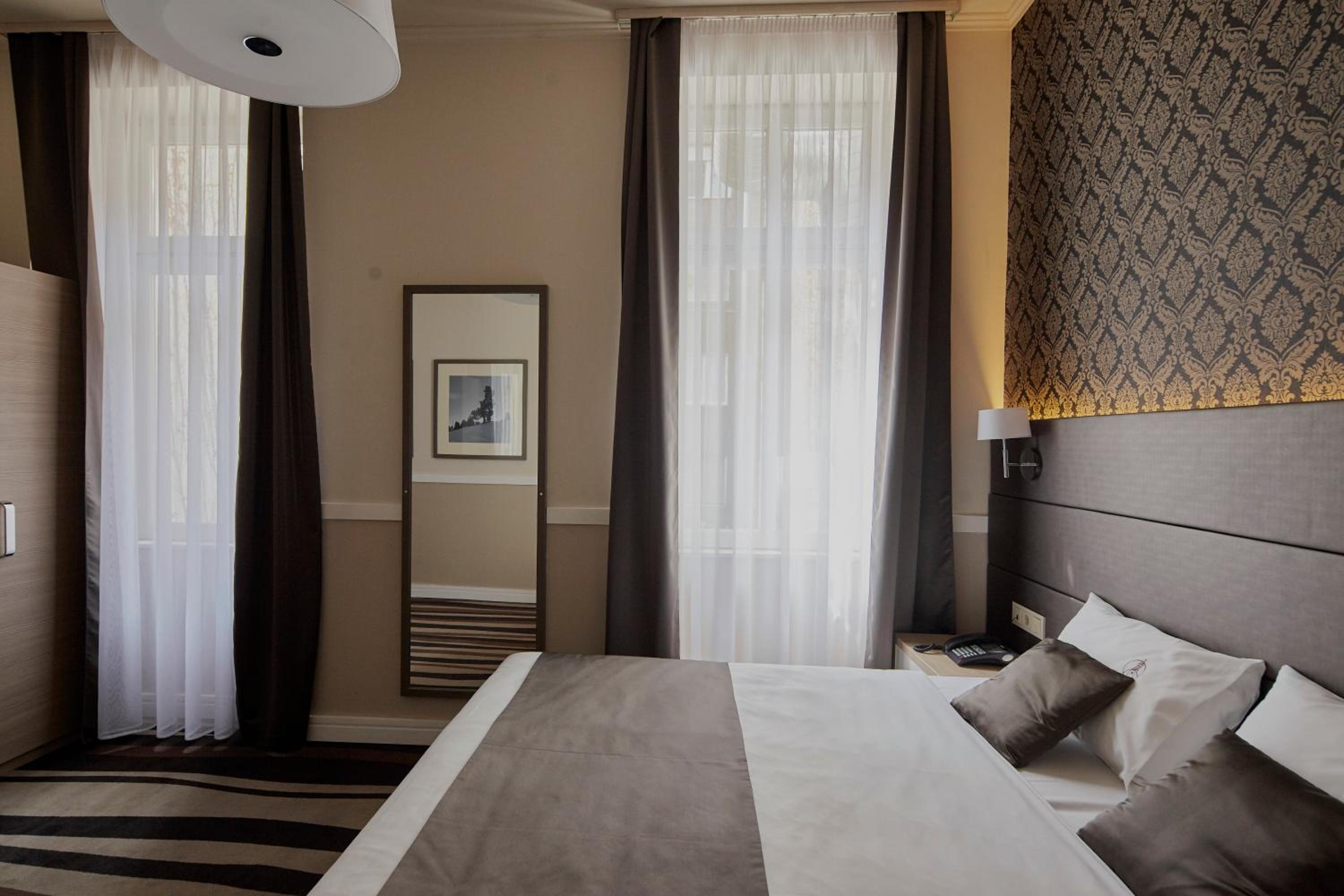 Standard Double or Twin Room - Photo 9