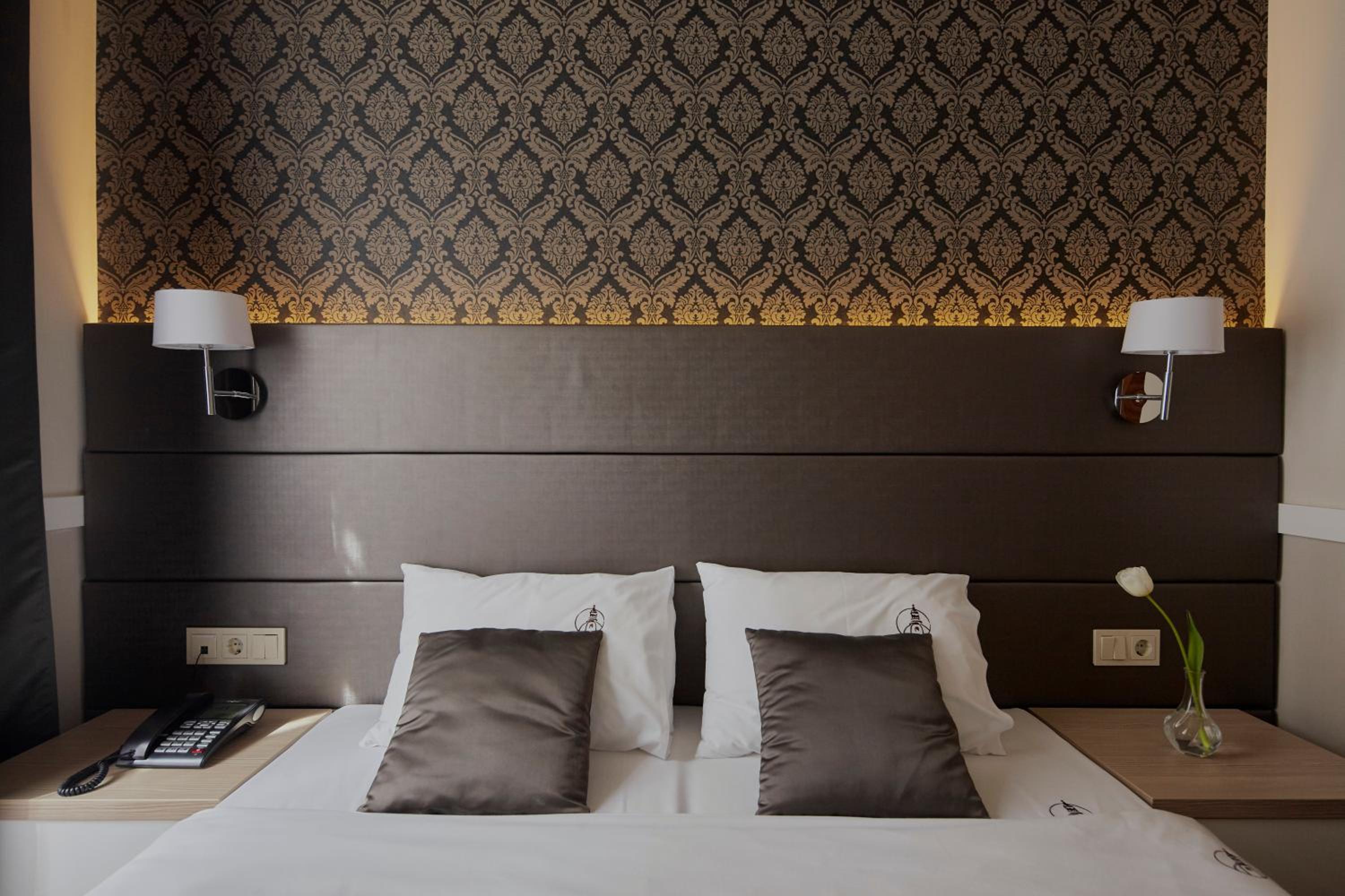 Standard Double or Twin Room - Photo 8
