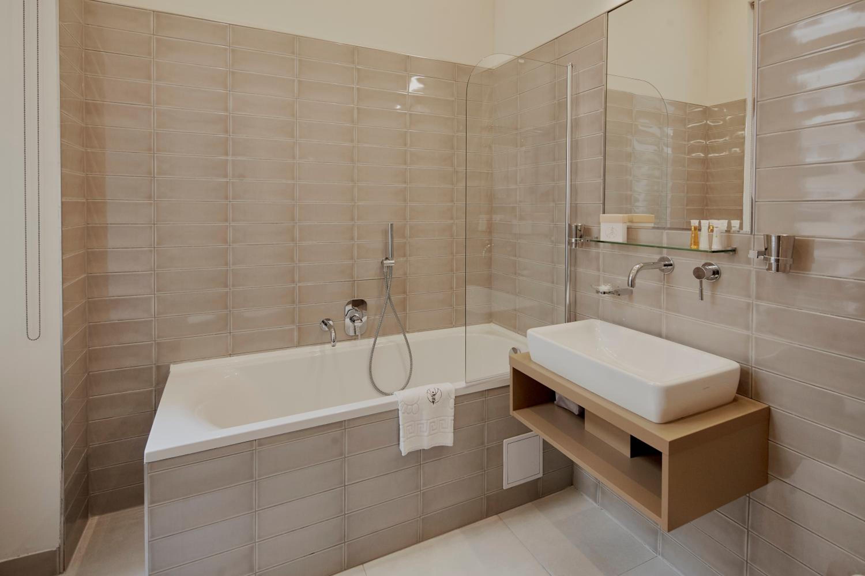 Standard Double or Twin Room - Photo 3