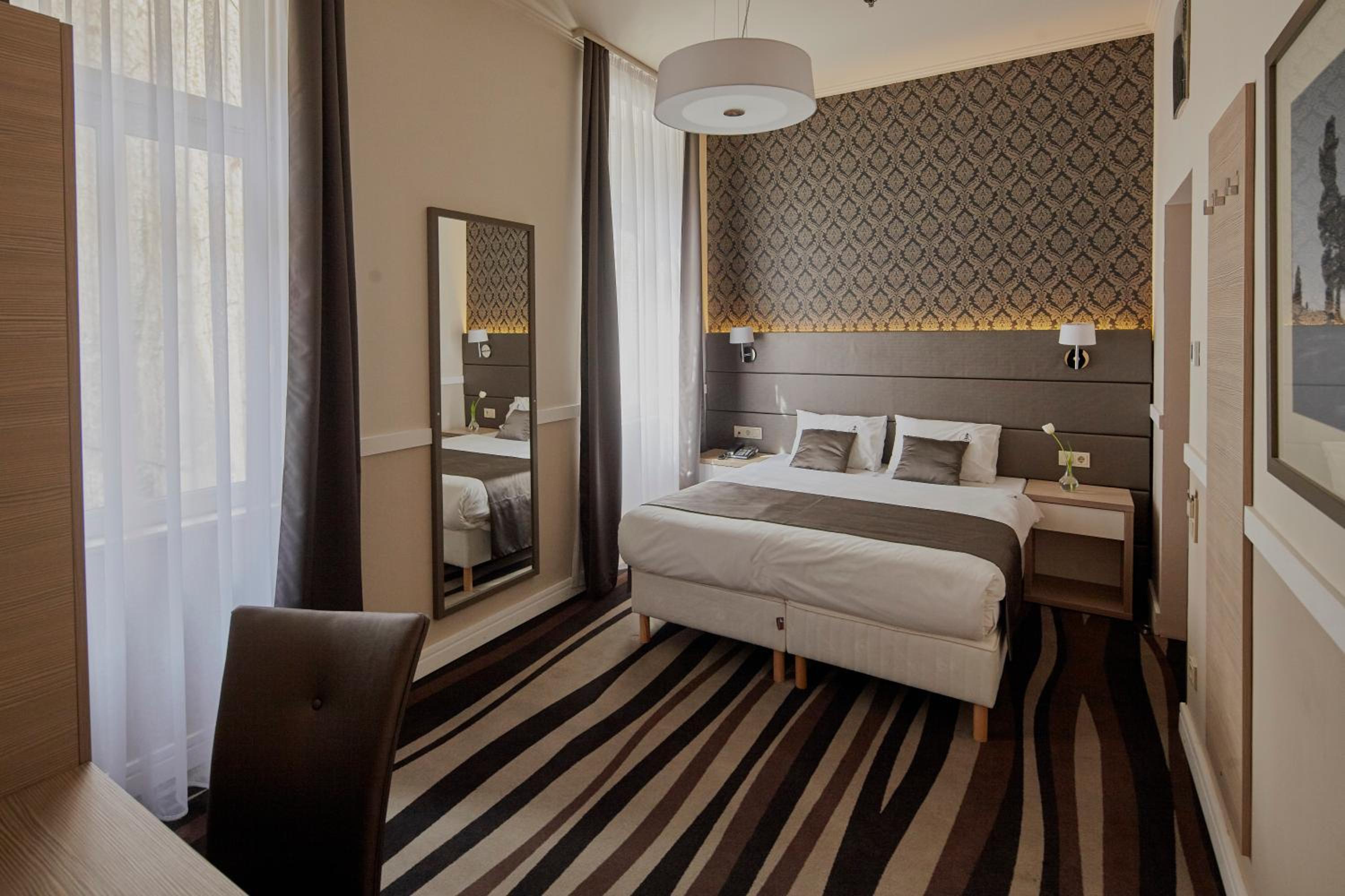 Standard Double or Twin Room - Photo 4