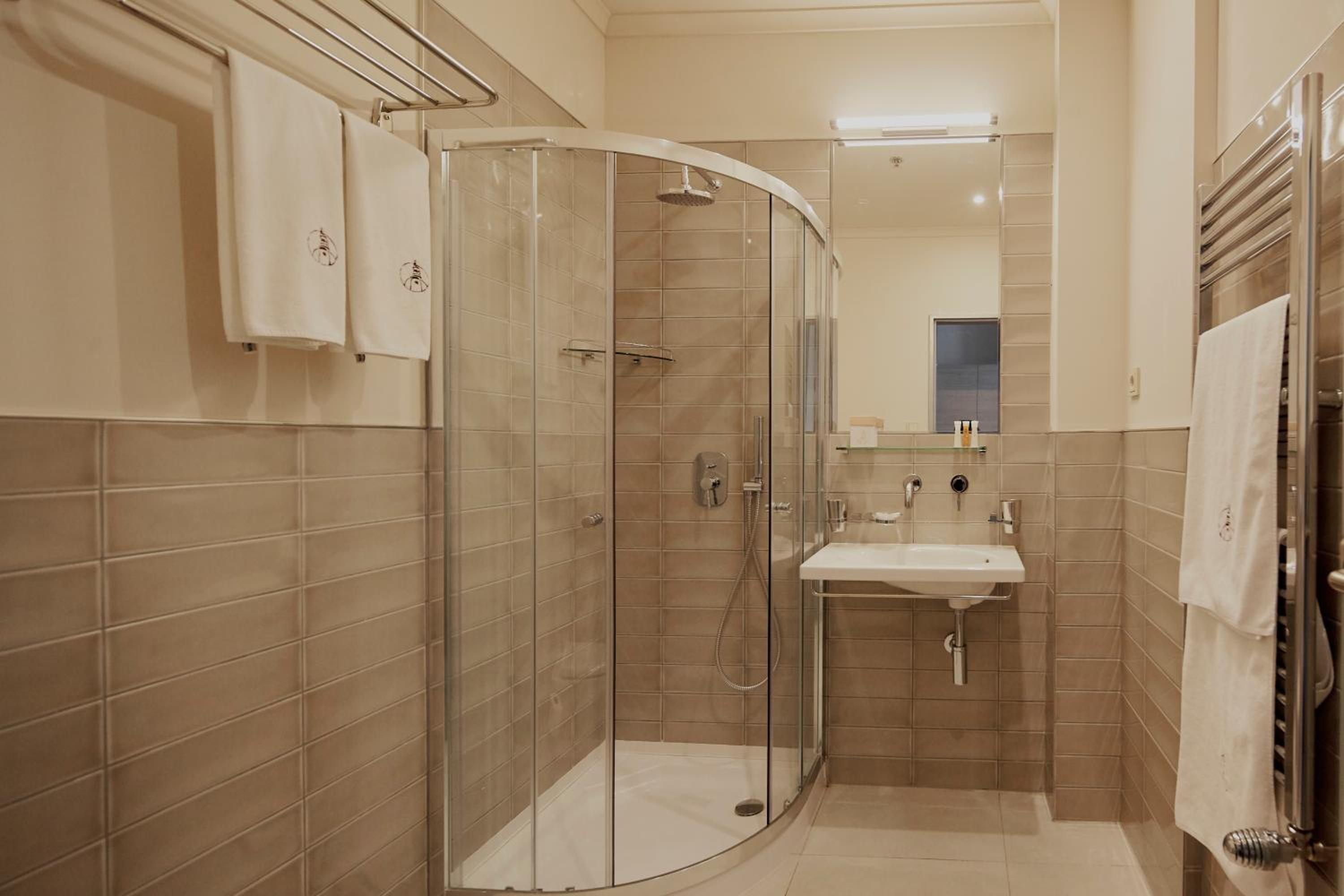 Standard Double or Twin Room - Photo 12