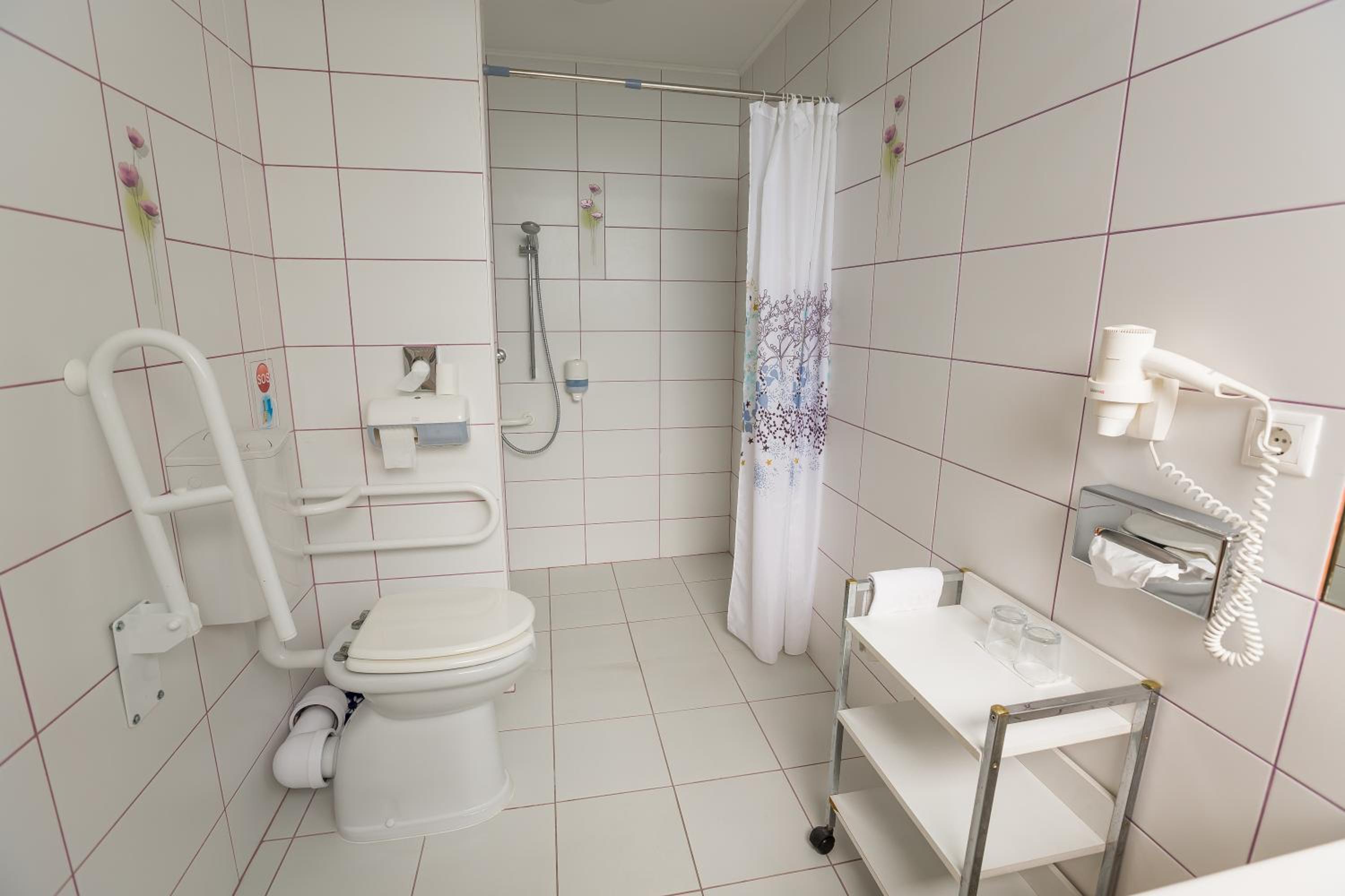 Twin Room - Disability Access photo 2