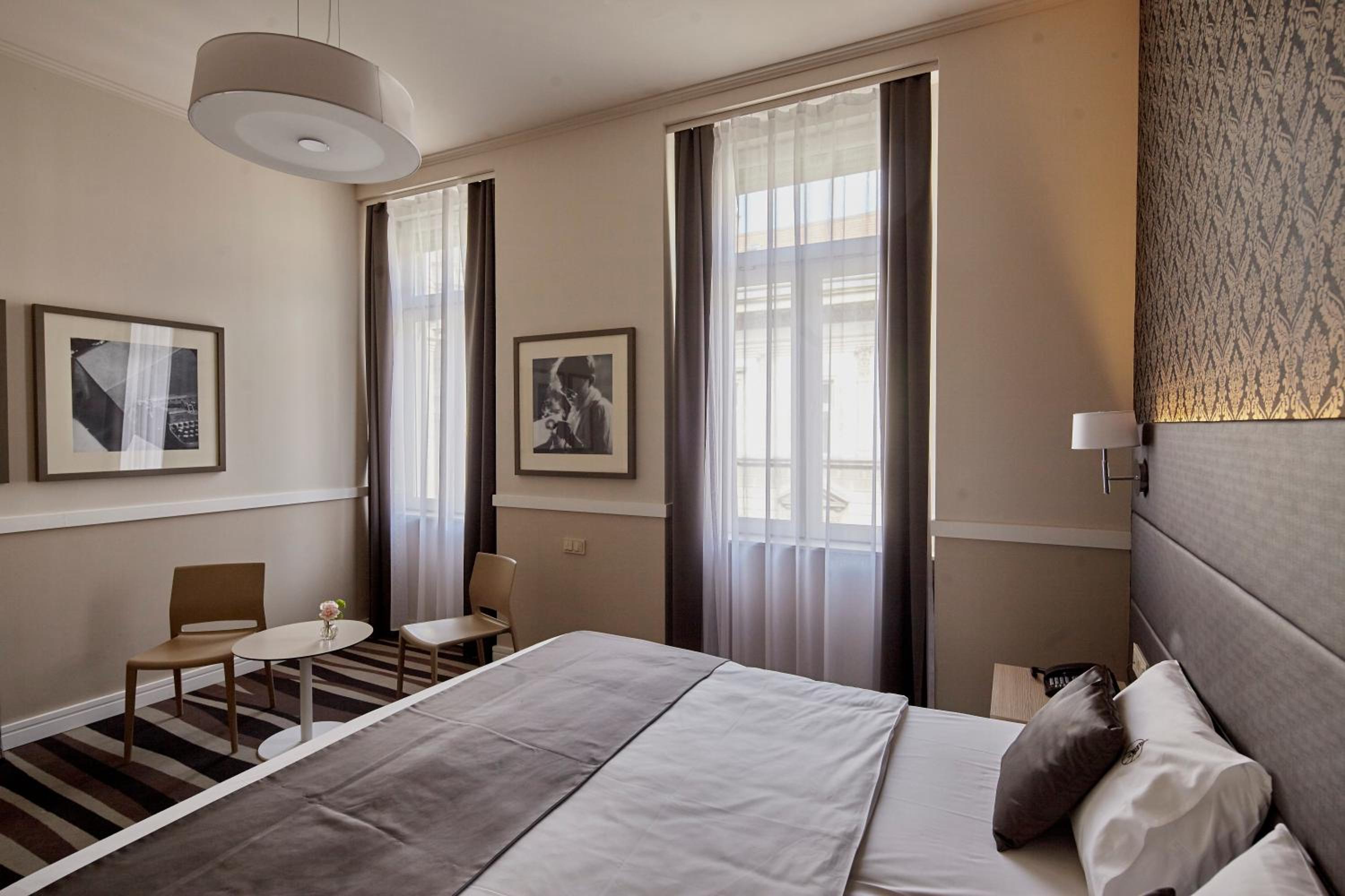 Deluxe Room with City View - Photo 4