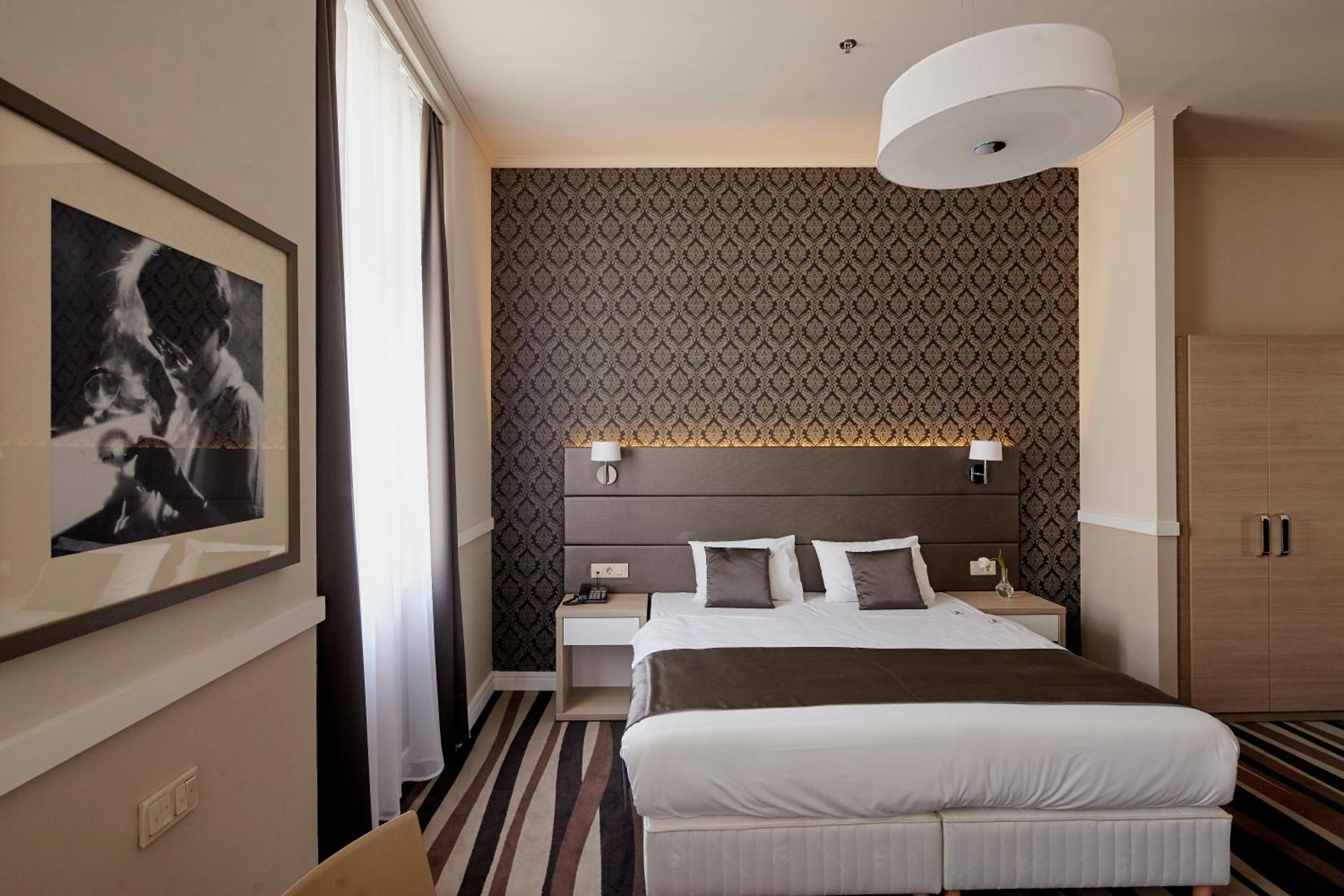 Deluxe Room with City View - Photo 5