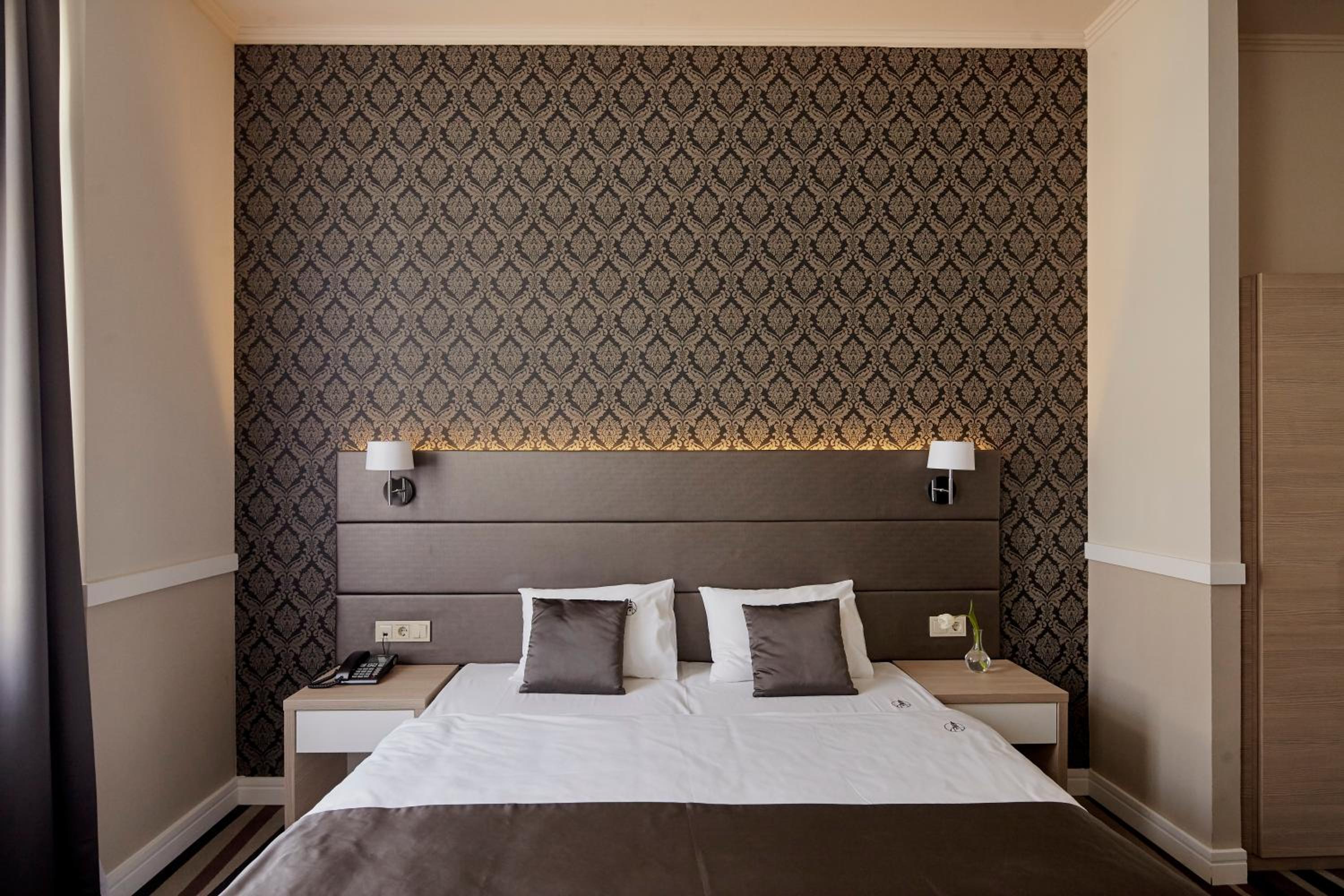 Deluxe Room with City View - Photo 8