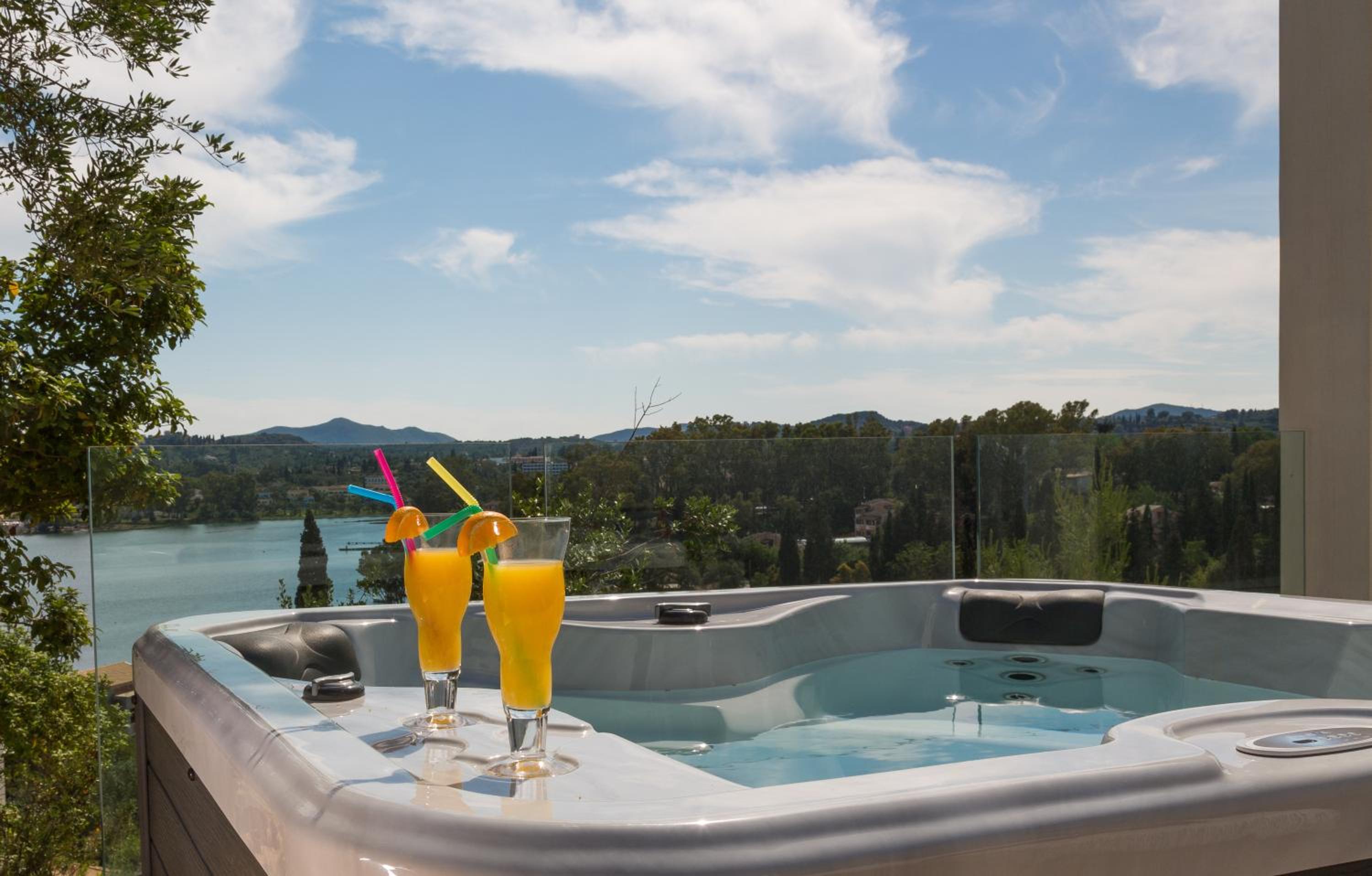 Superior Panorama Bungalow with Hot Tub