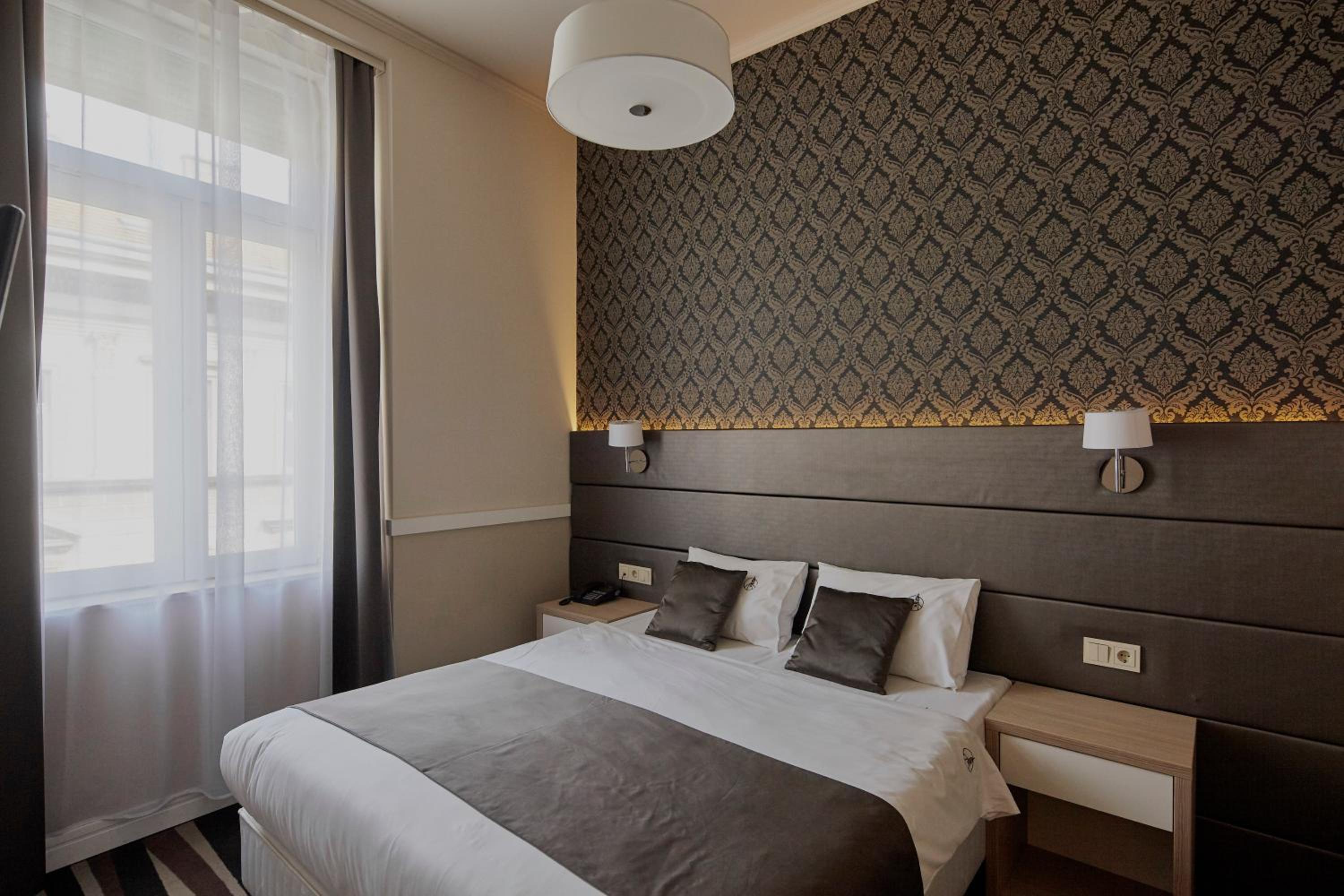 Suite with City View - Photo 9