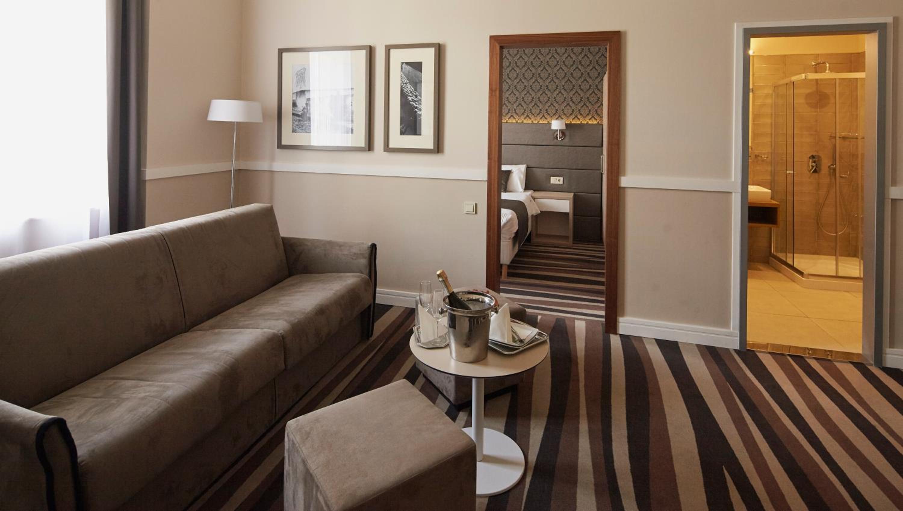 Suite with City View - Photo 3