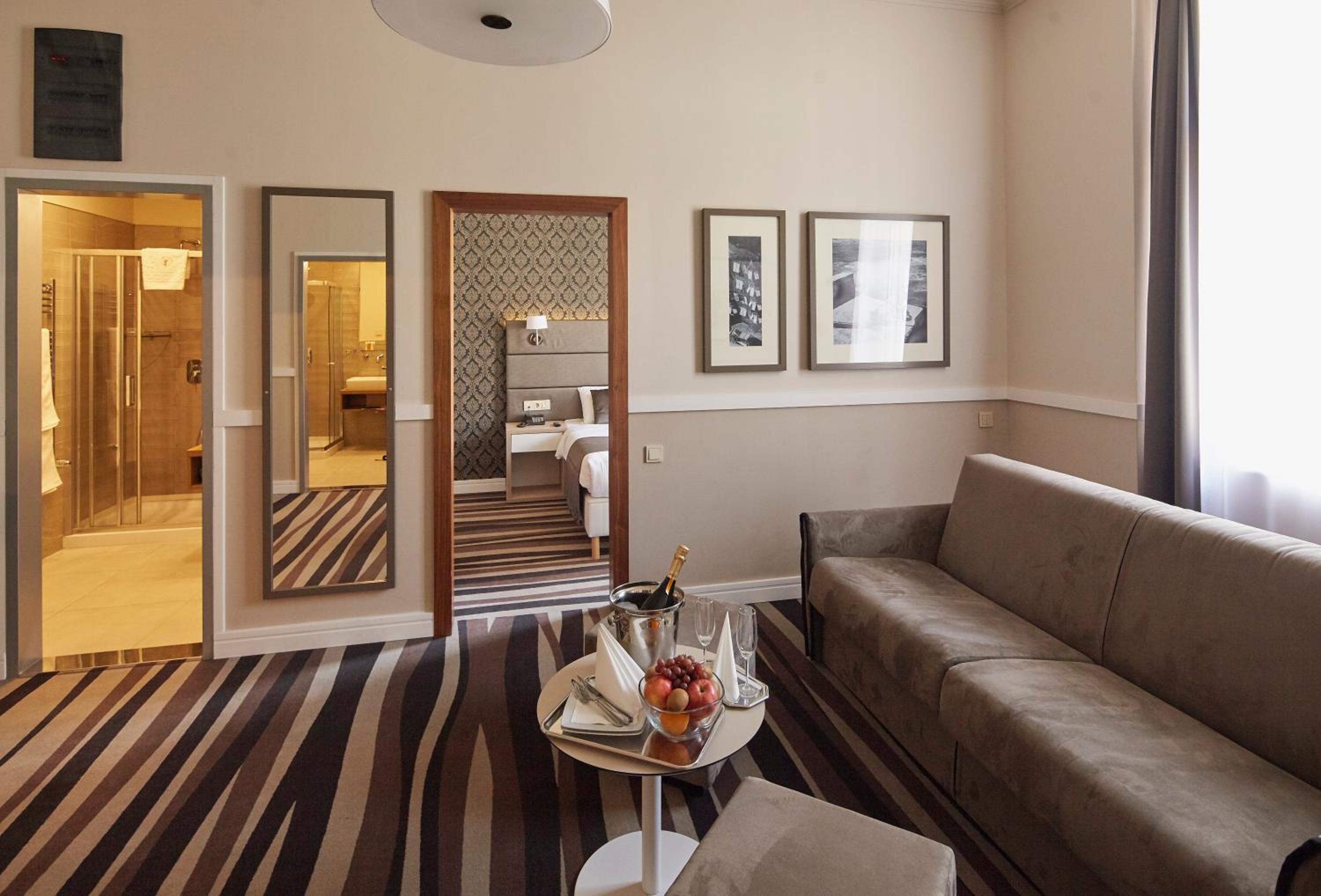 Suite with City View - Photo 5