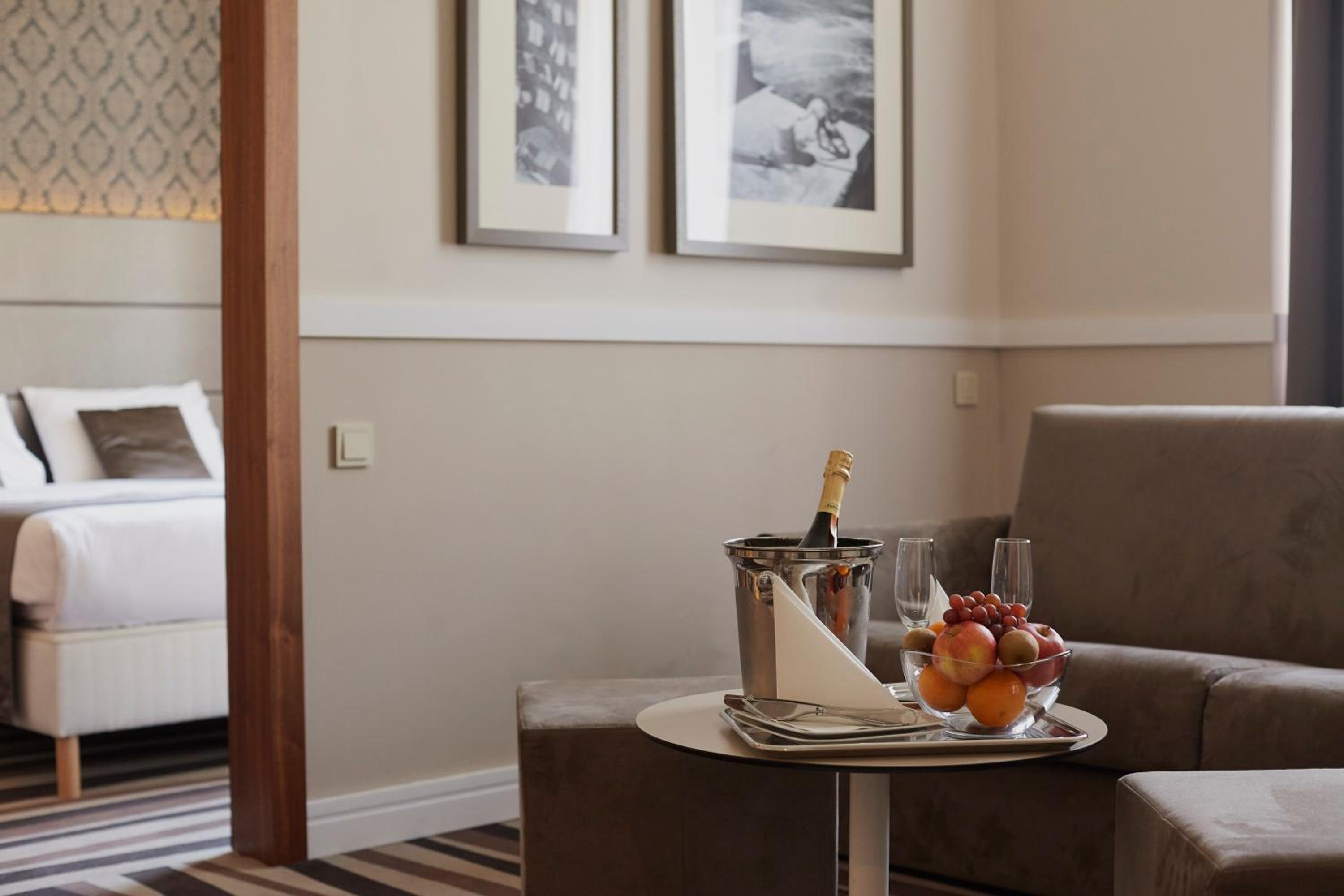 Suite with City View - Photo 13
