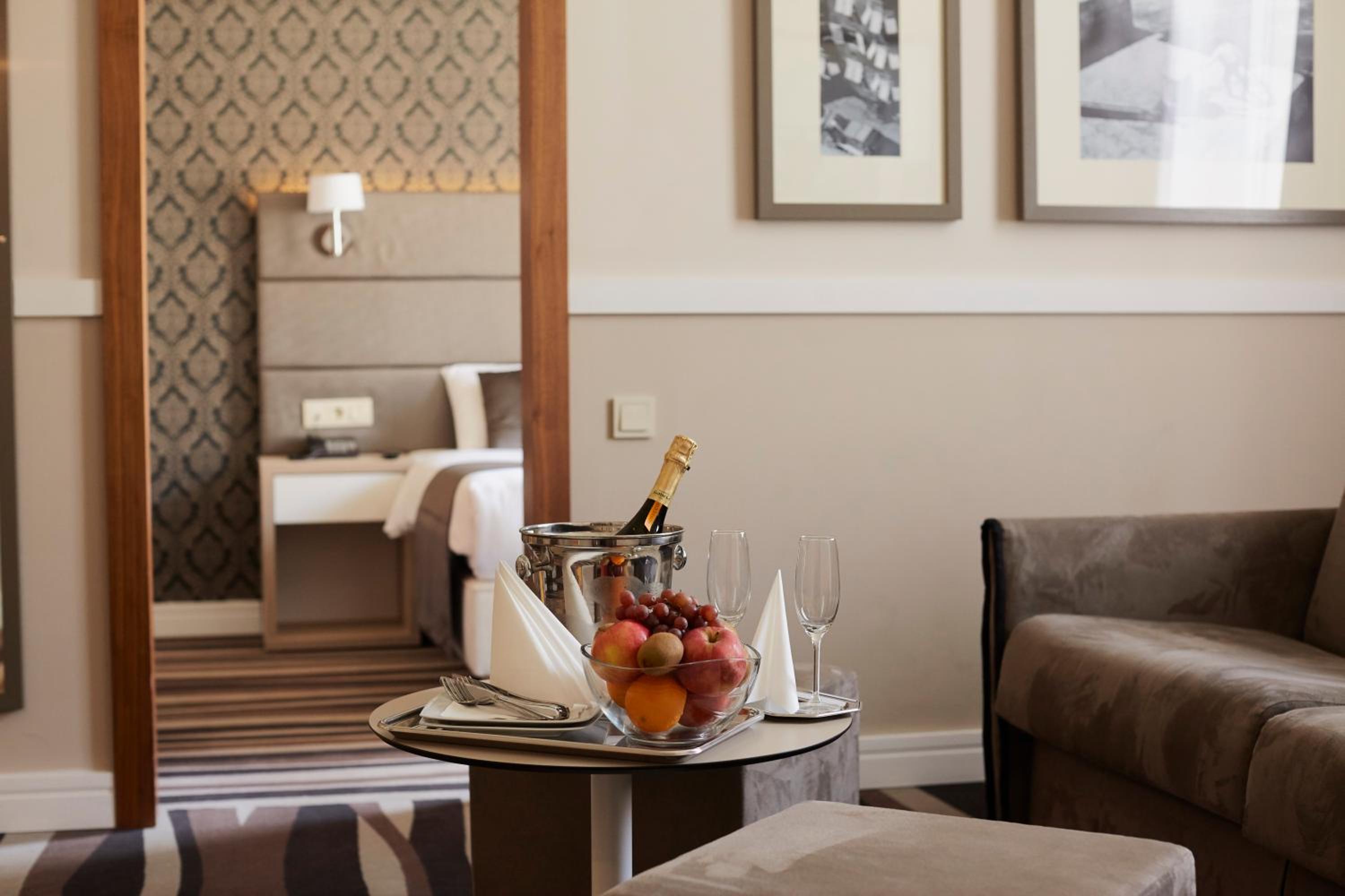 Suite with City View - Photo 4