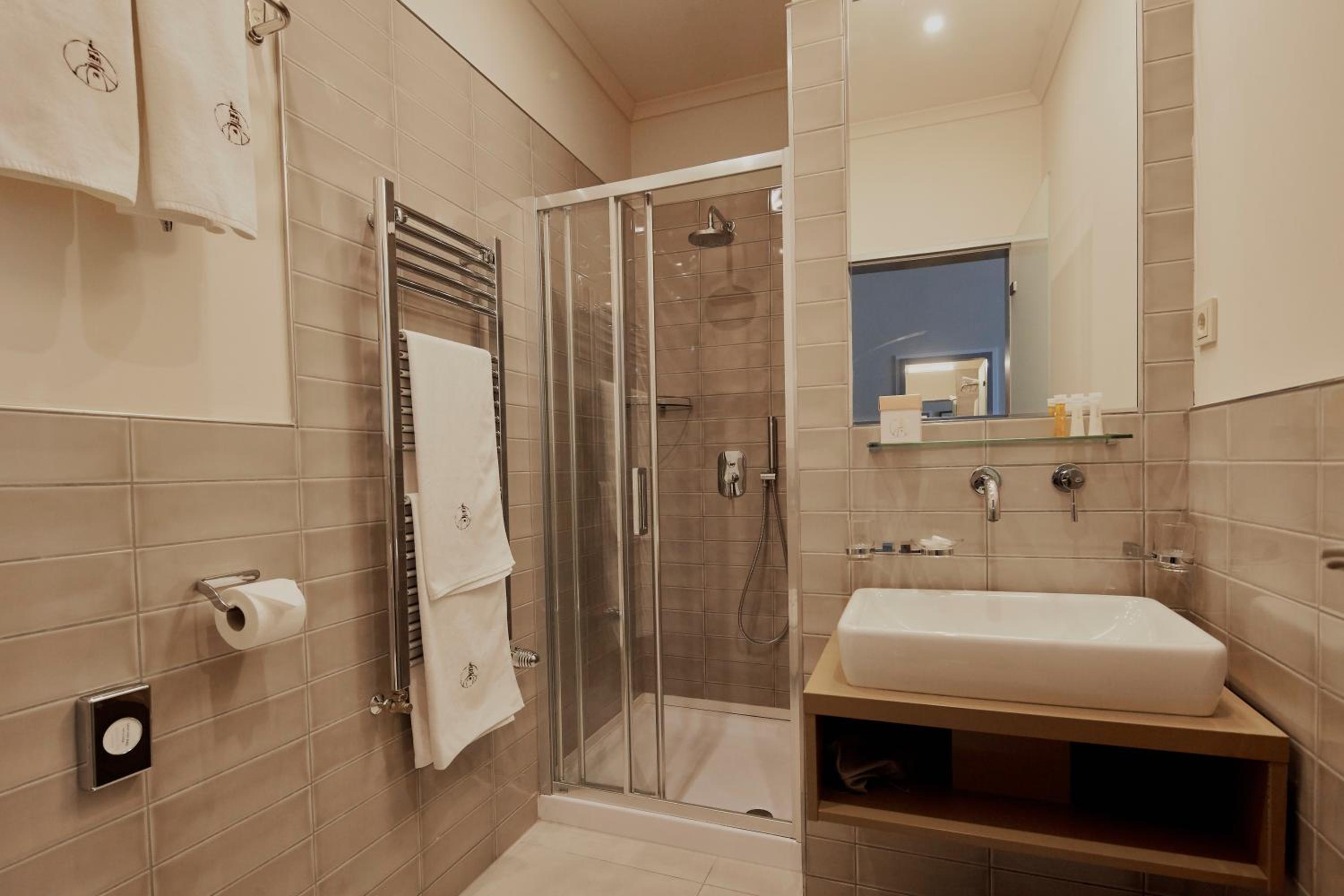 Suite with City View - Photo 10