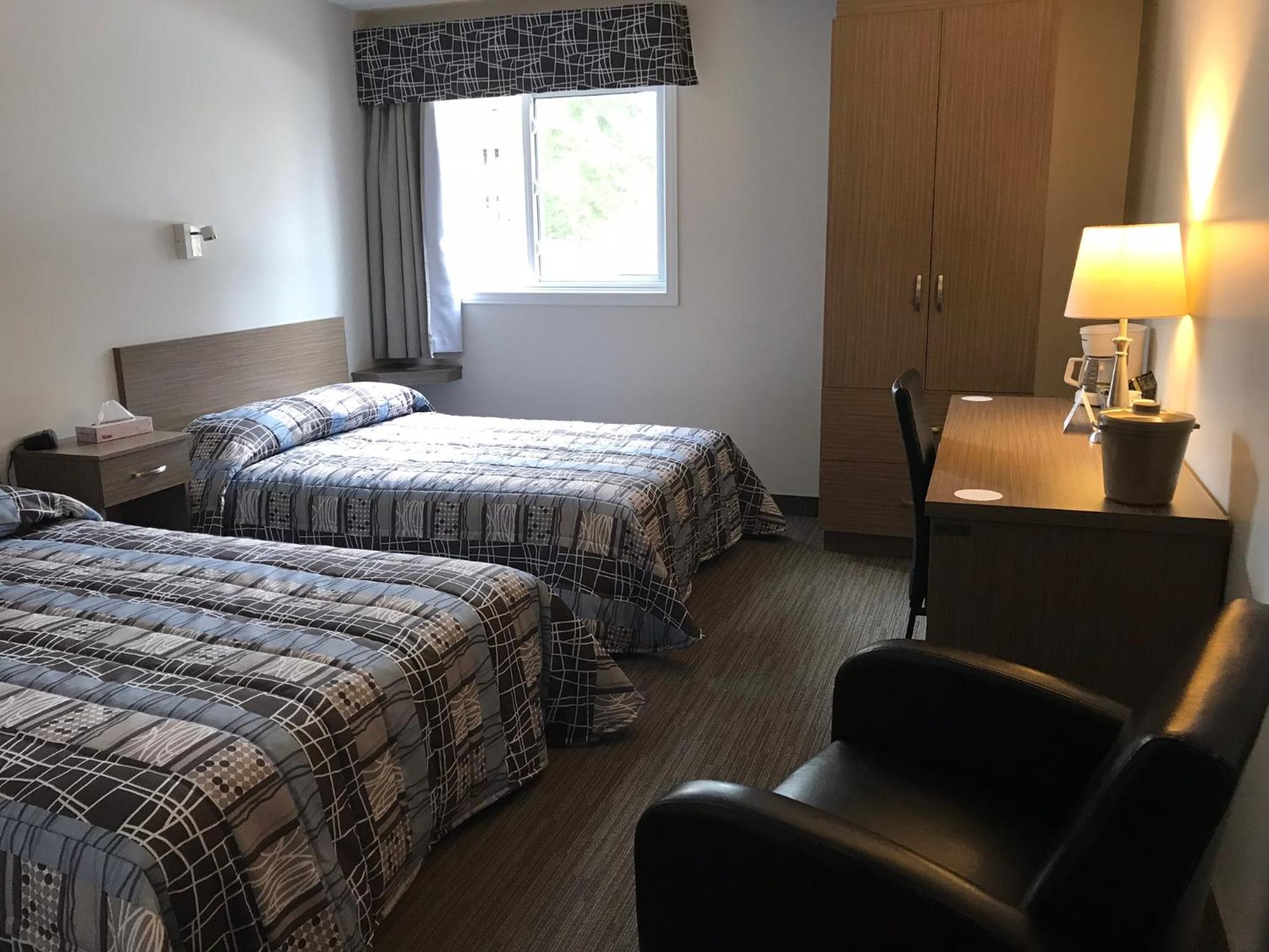 Quadruple Room with Private Bathroom photo 3