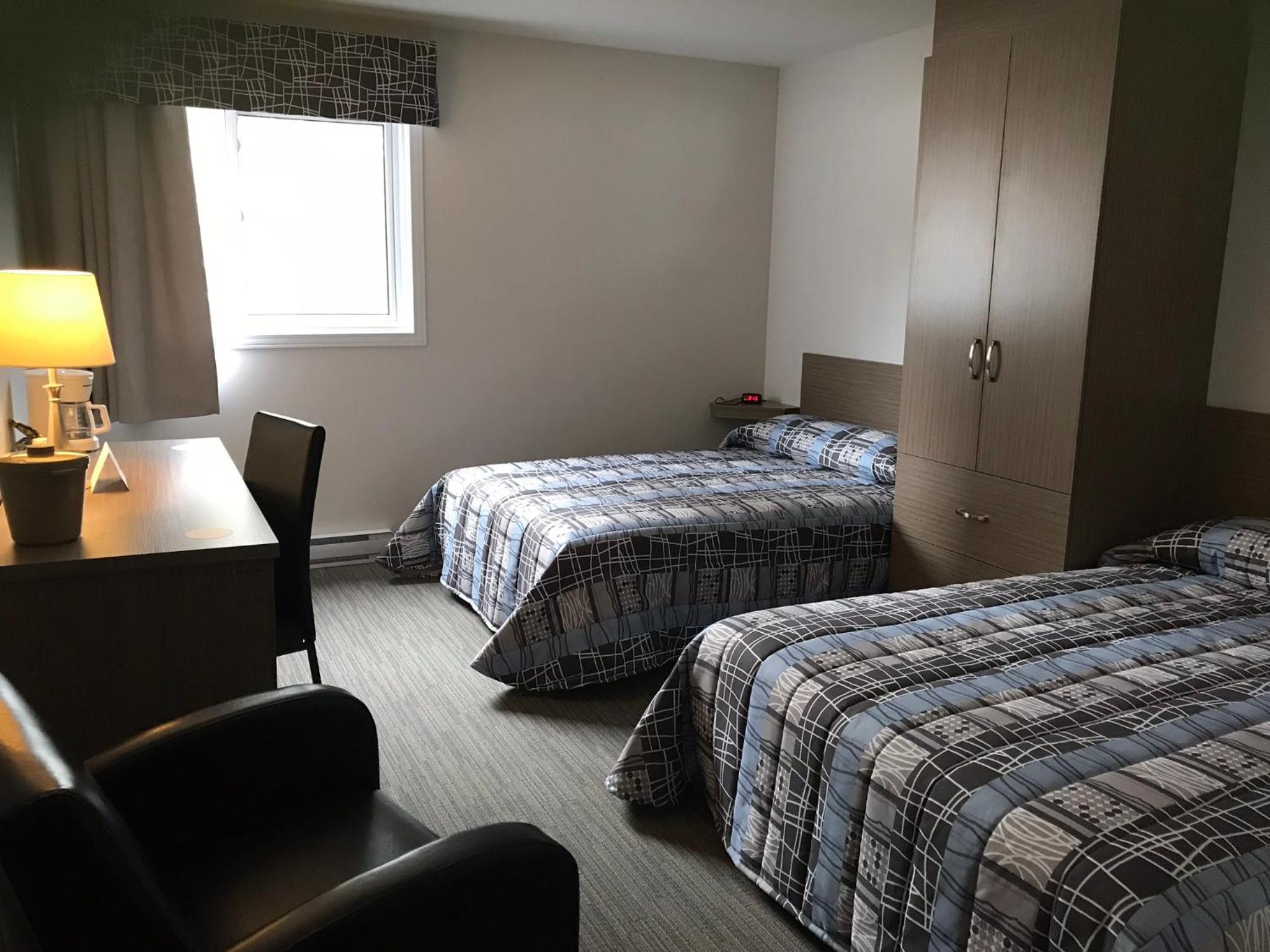 Quadruple Room with Private Bathroom photo 2