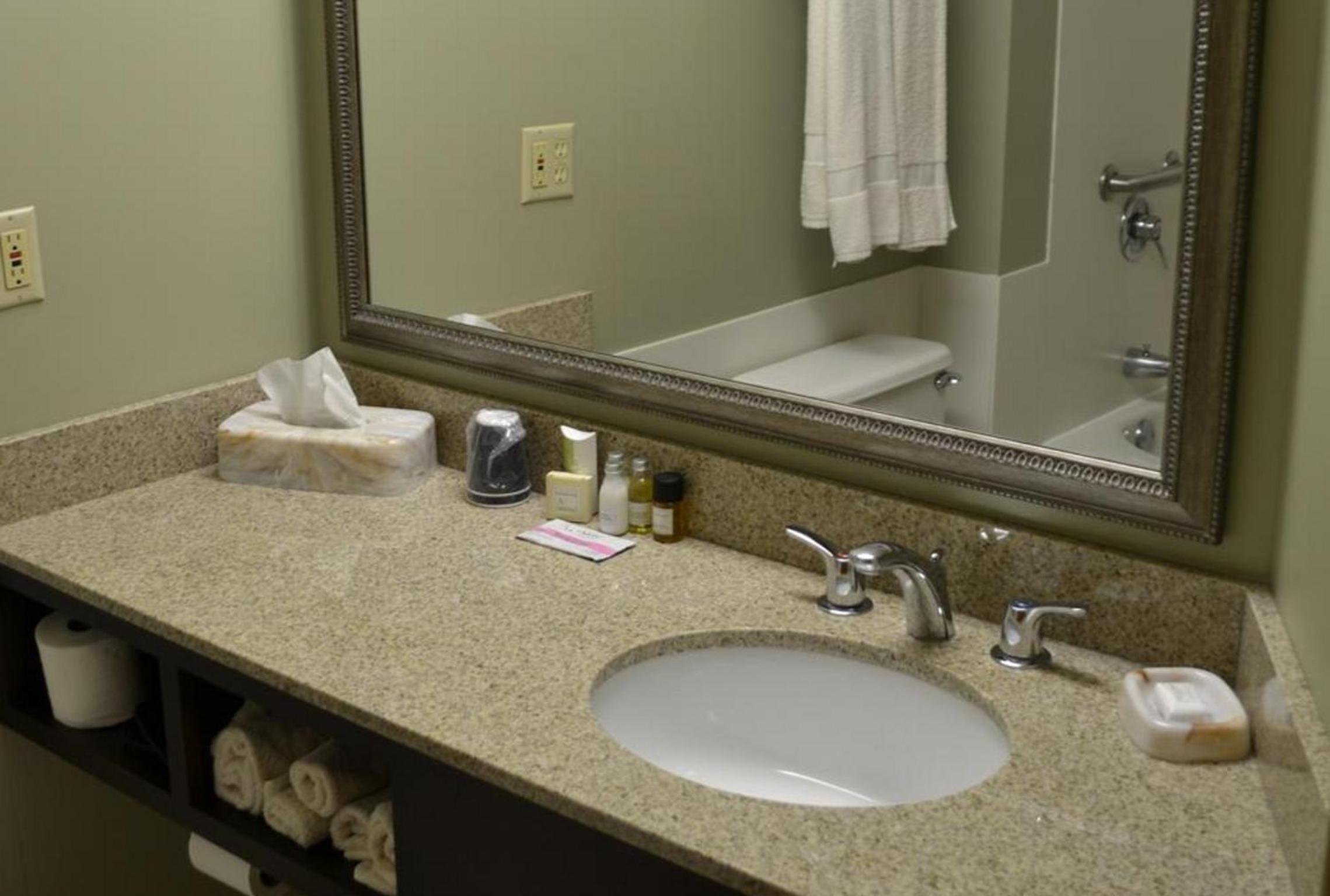 Queen Suite with Sofa Bed - Photo 5