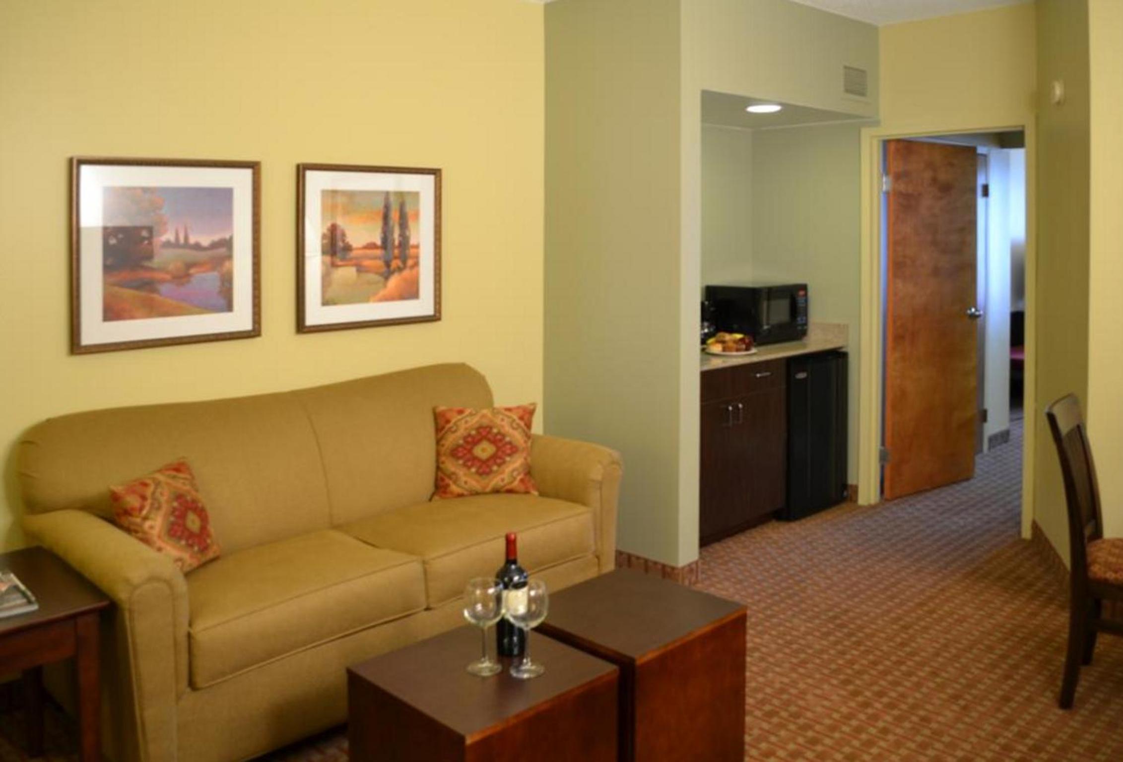Queen Suite with Sofa Bed - Photo 4