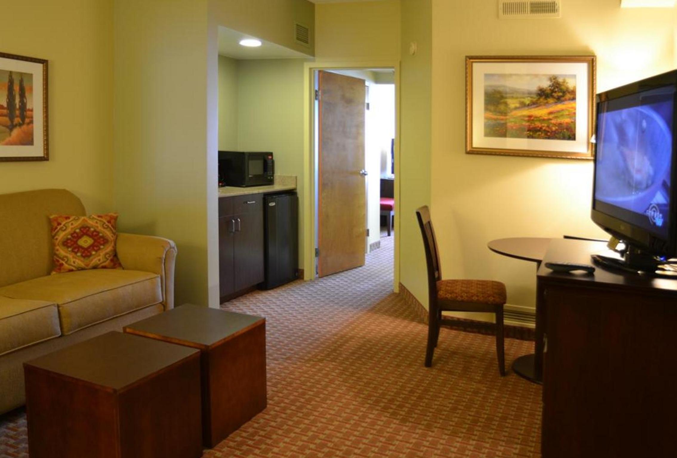 Queen Suite with Sofa Bed - Photo 2
