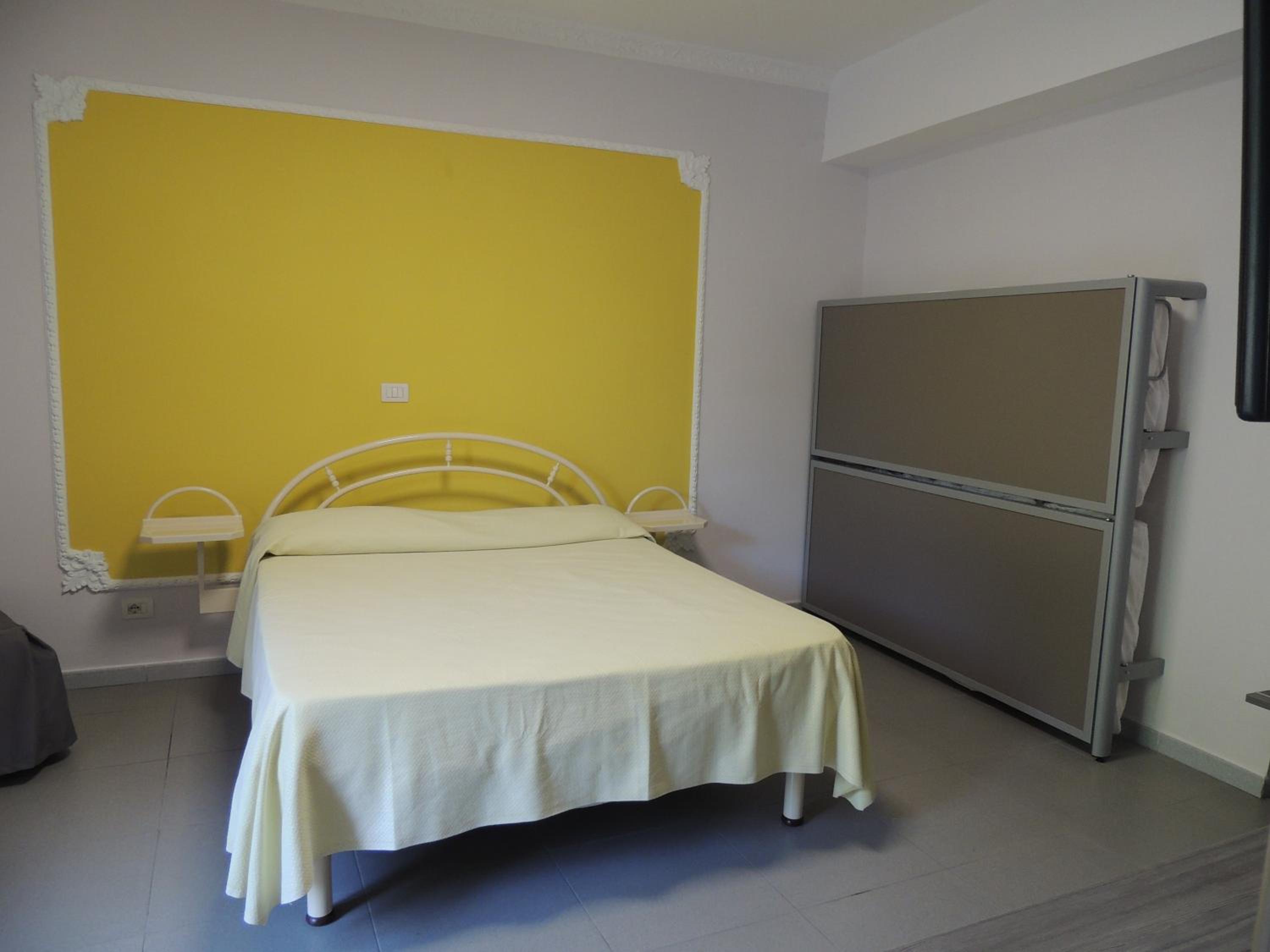 Family Room with Private Bathroom - Photo 2