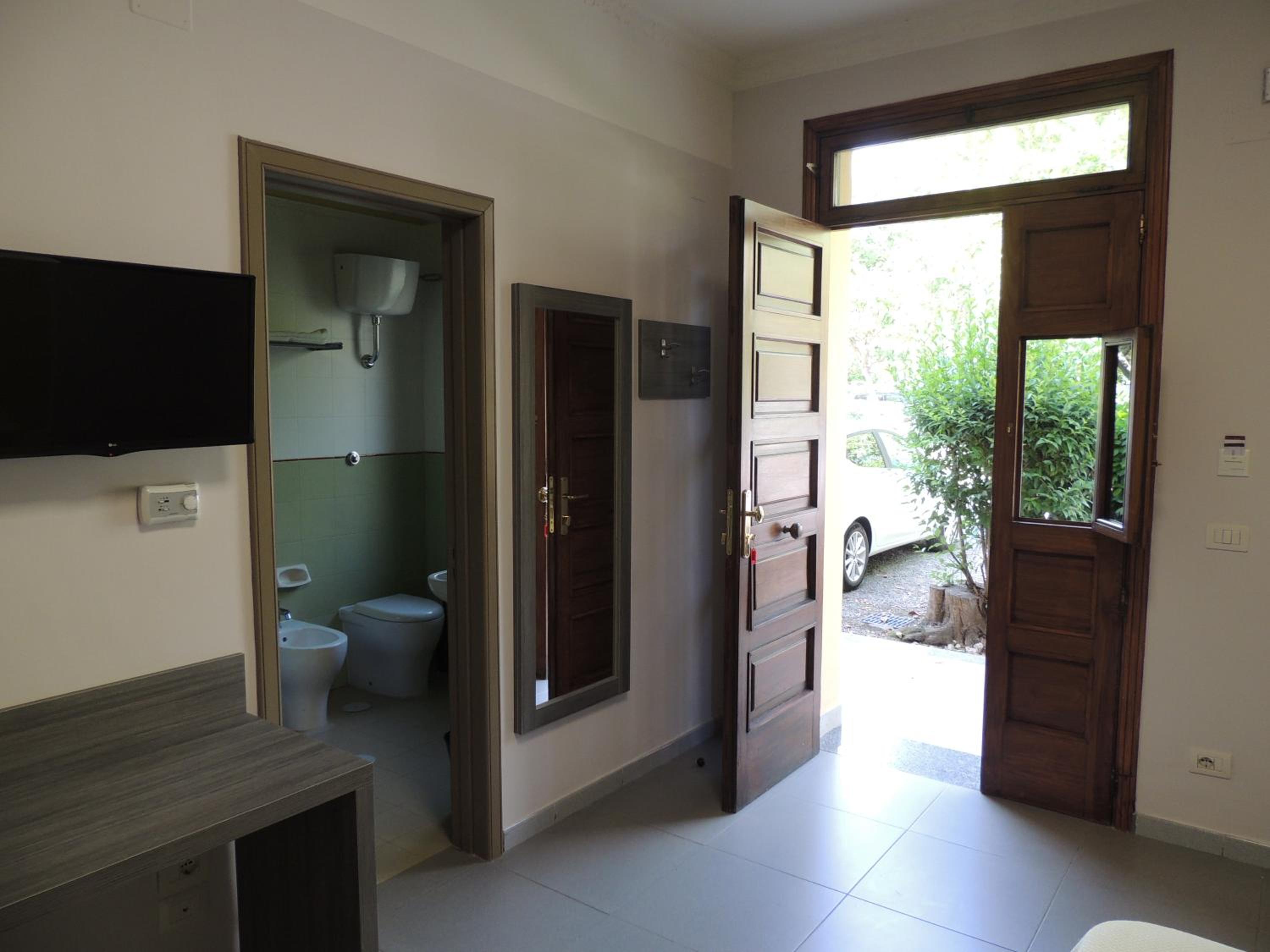 Family Room with Private Bathroom - Photo 3