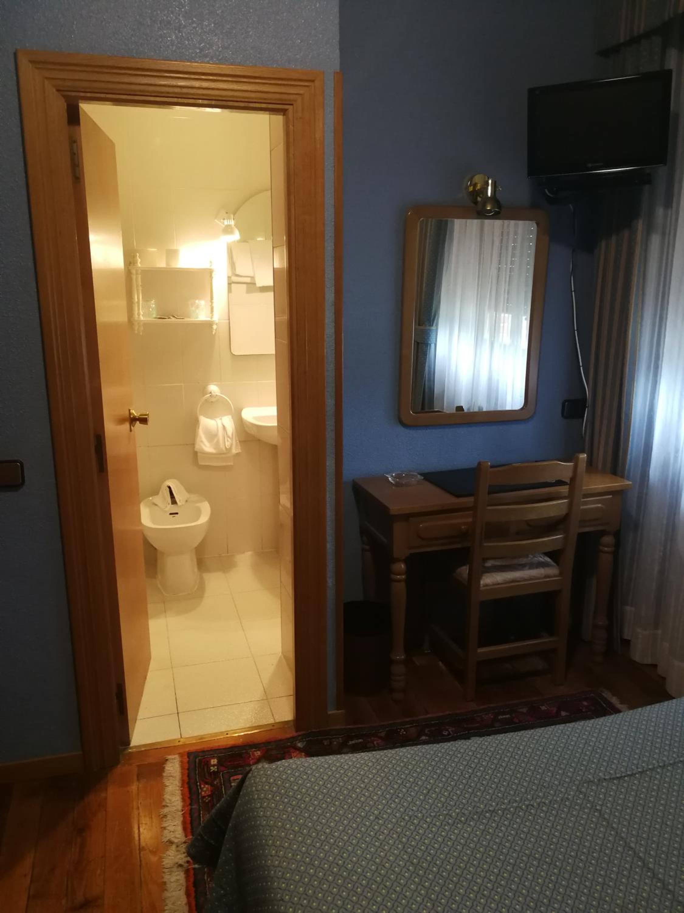 Double or Twin Room - Photo 3