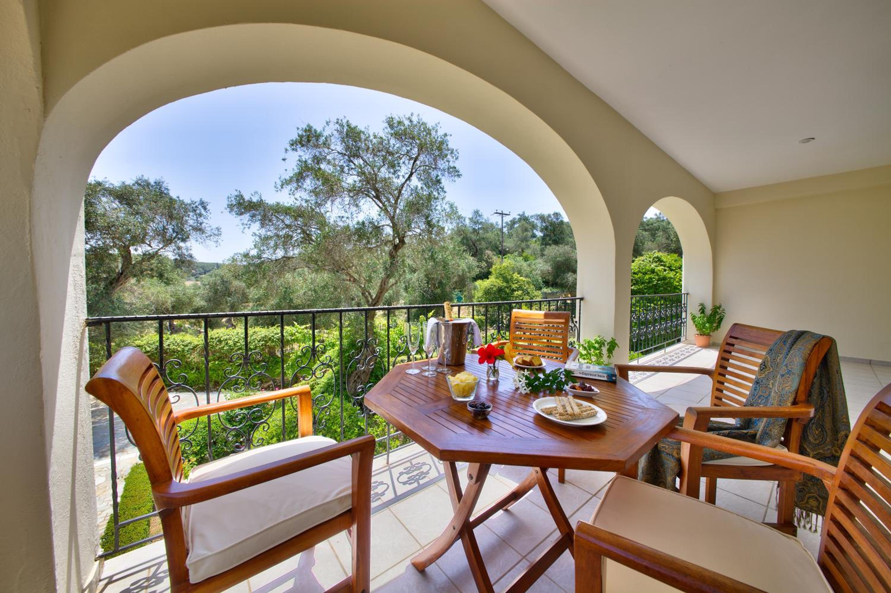 Family Suite with Garden View - Photo 17