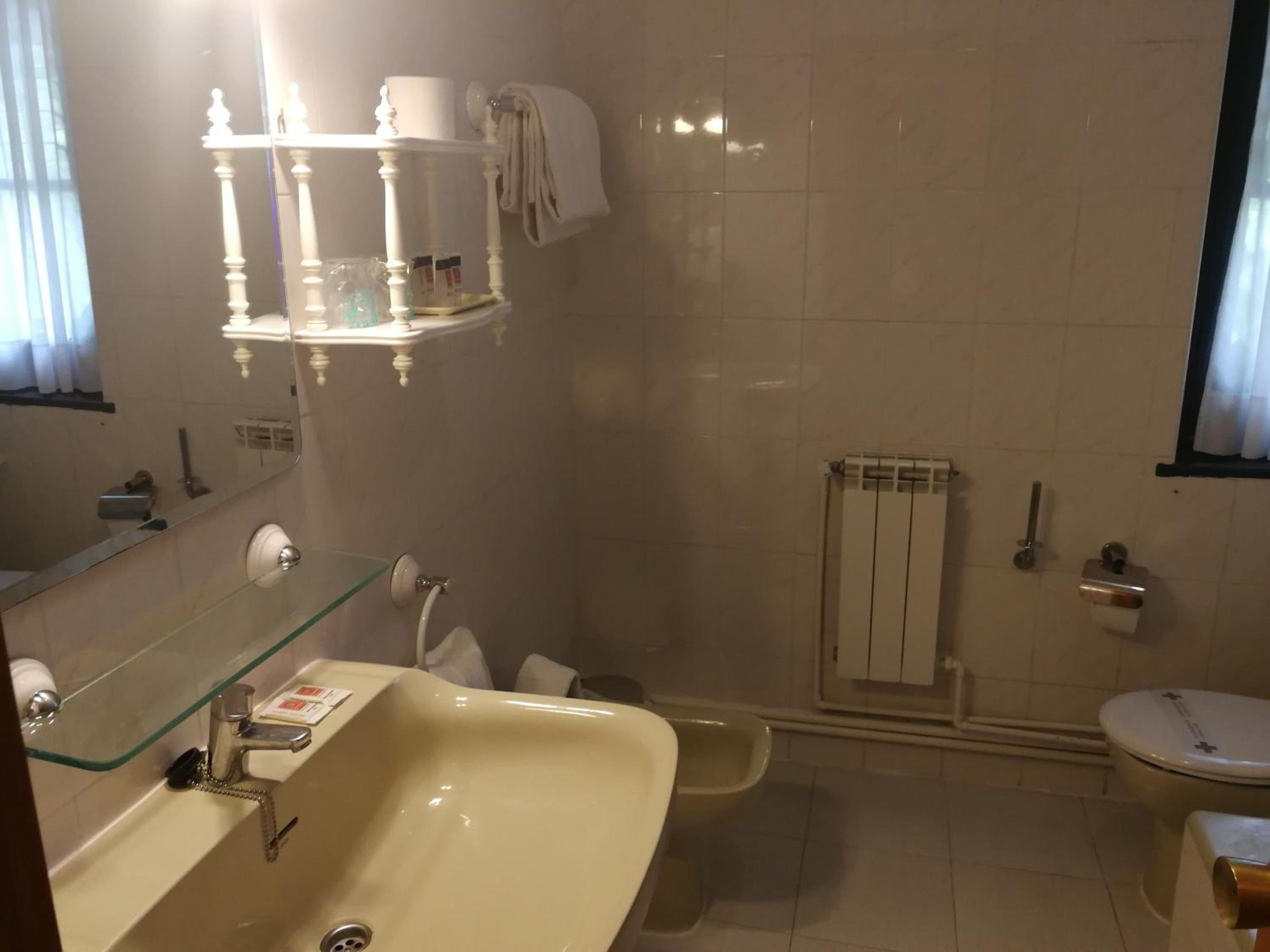 Double or Twin Room - Photo 4