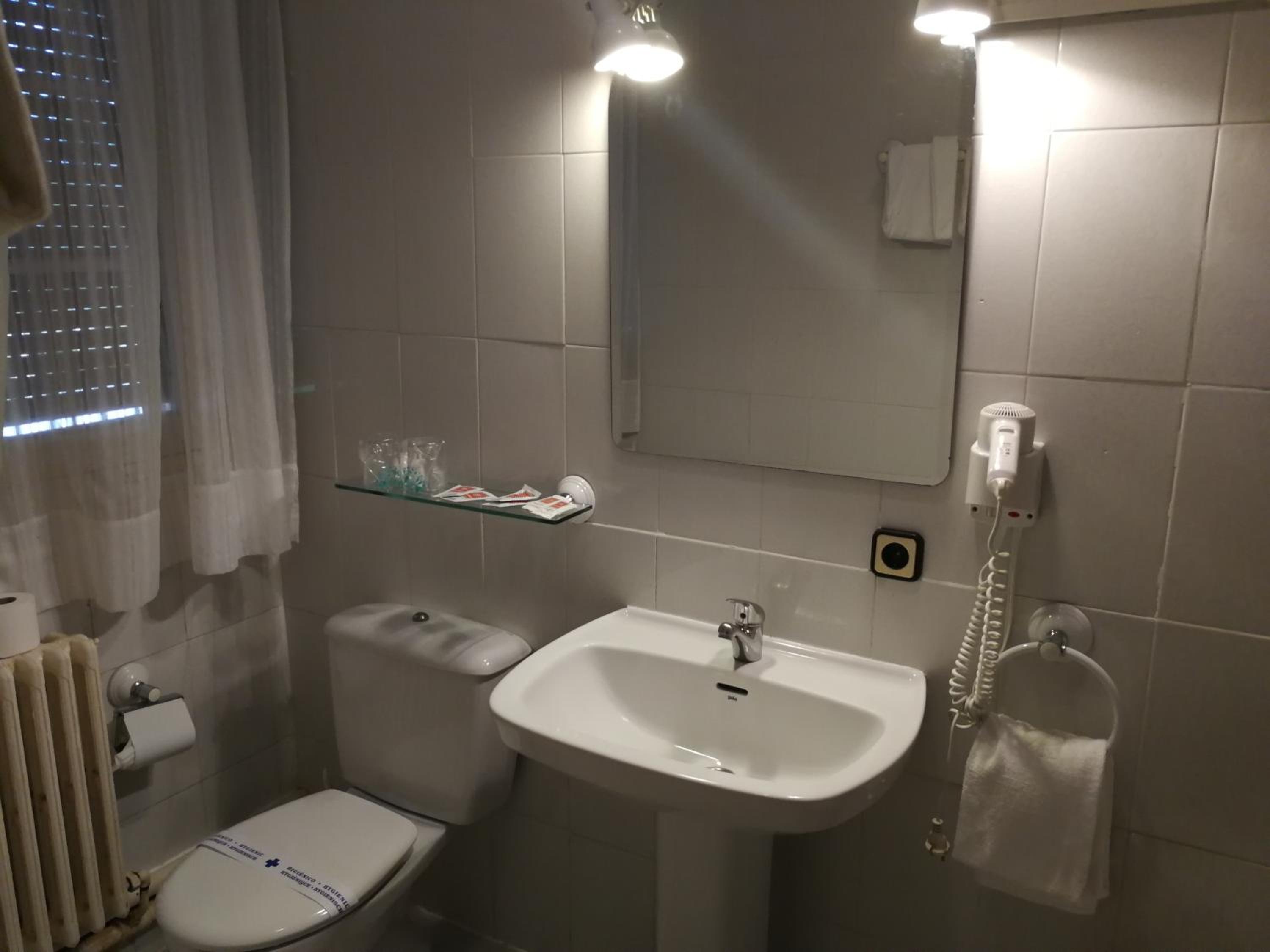 Double or Twin Room - Photo 10