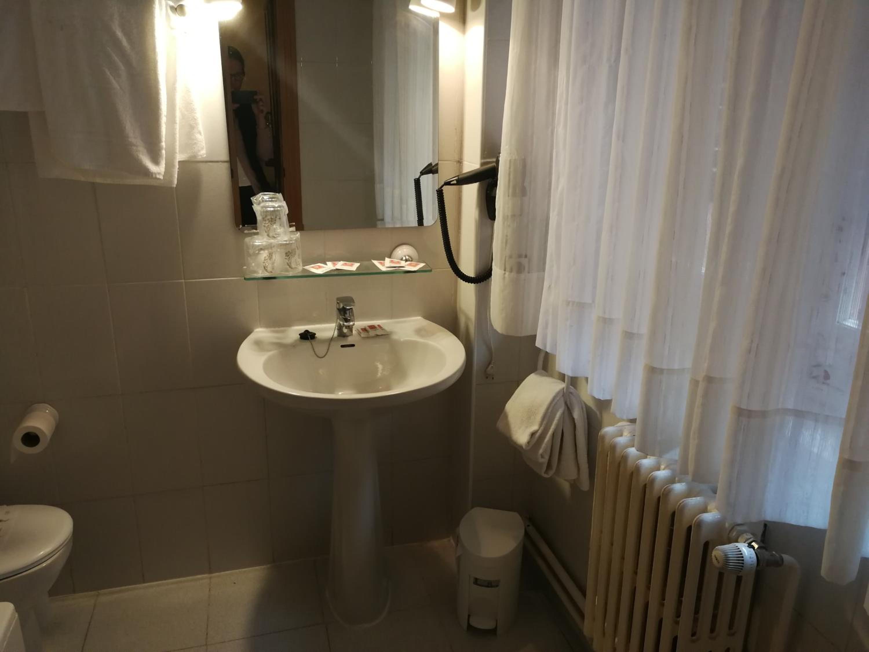 Double or Twin Room - Photo 6