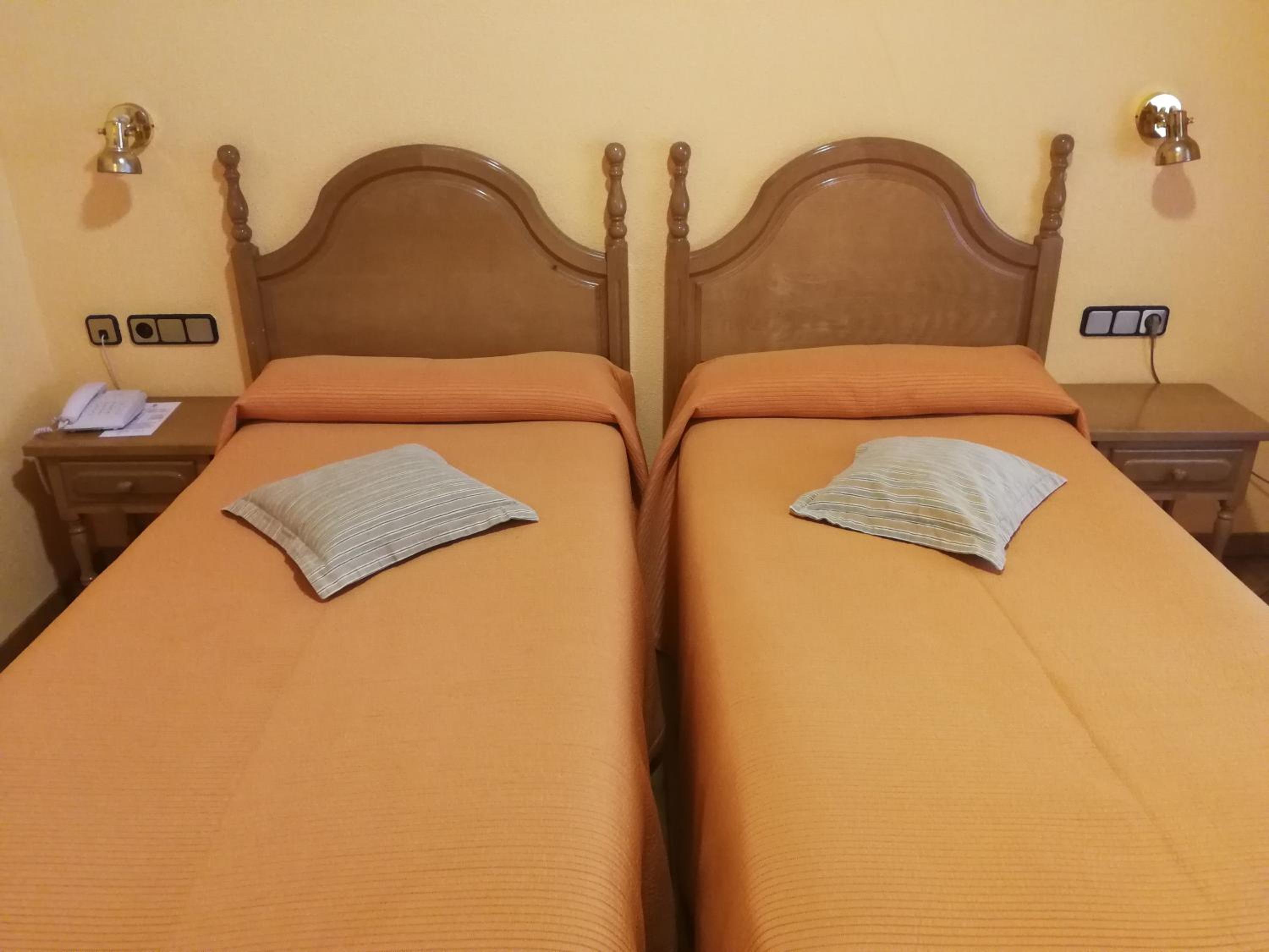 Double or Twin Room - Photo 9