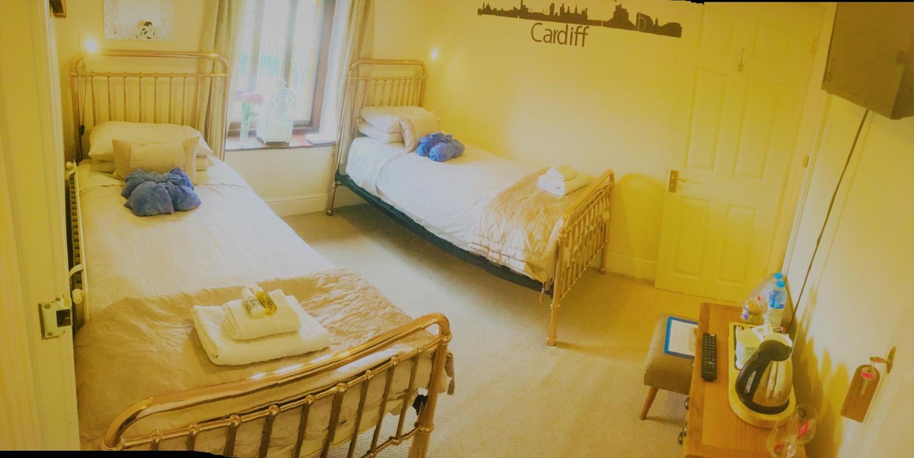 Twin Room with Private Bathroom photo 1