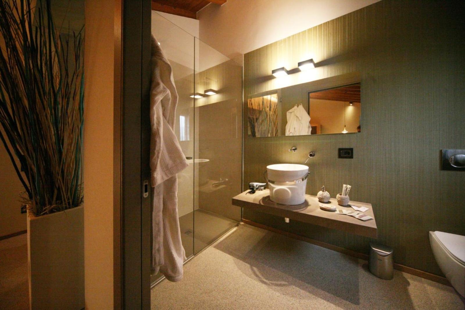 Queen Suite - Photo 18