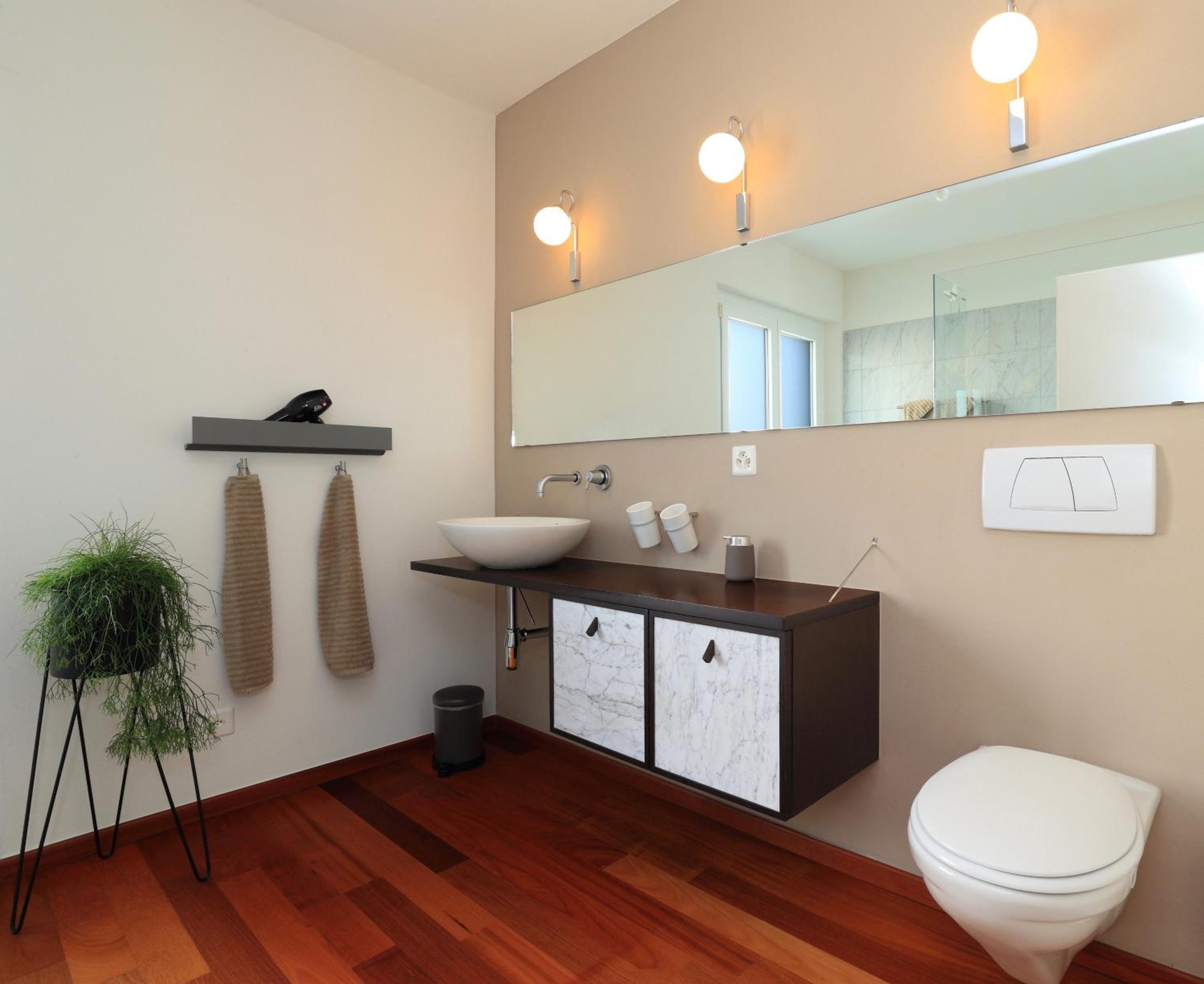 Queen Room with Shared Bathroom photo 3