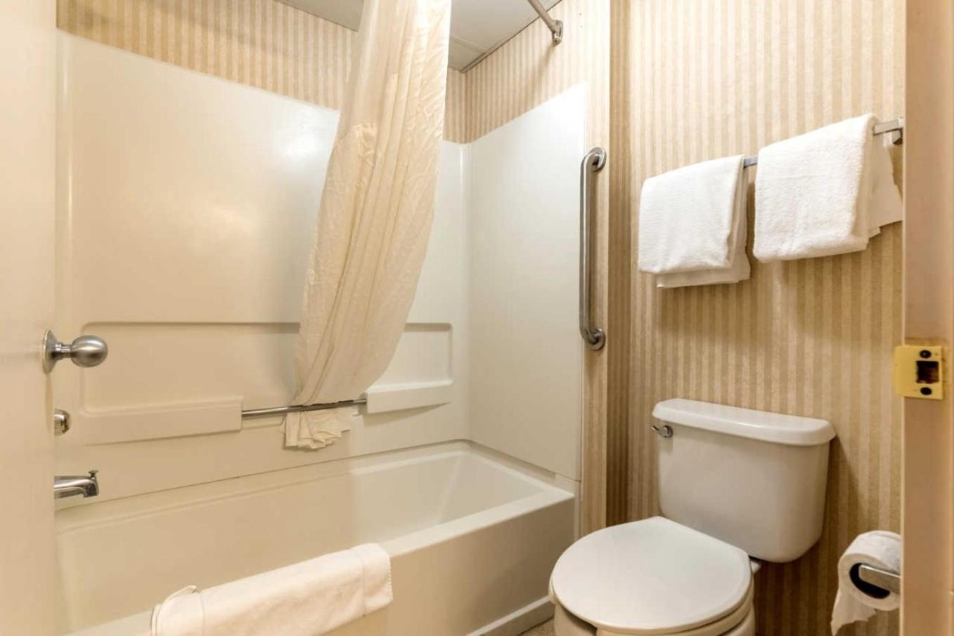King Room - Non-Smoking - Photo 6