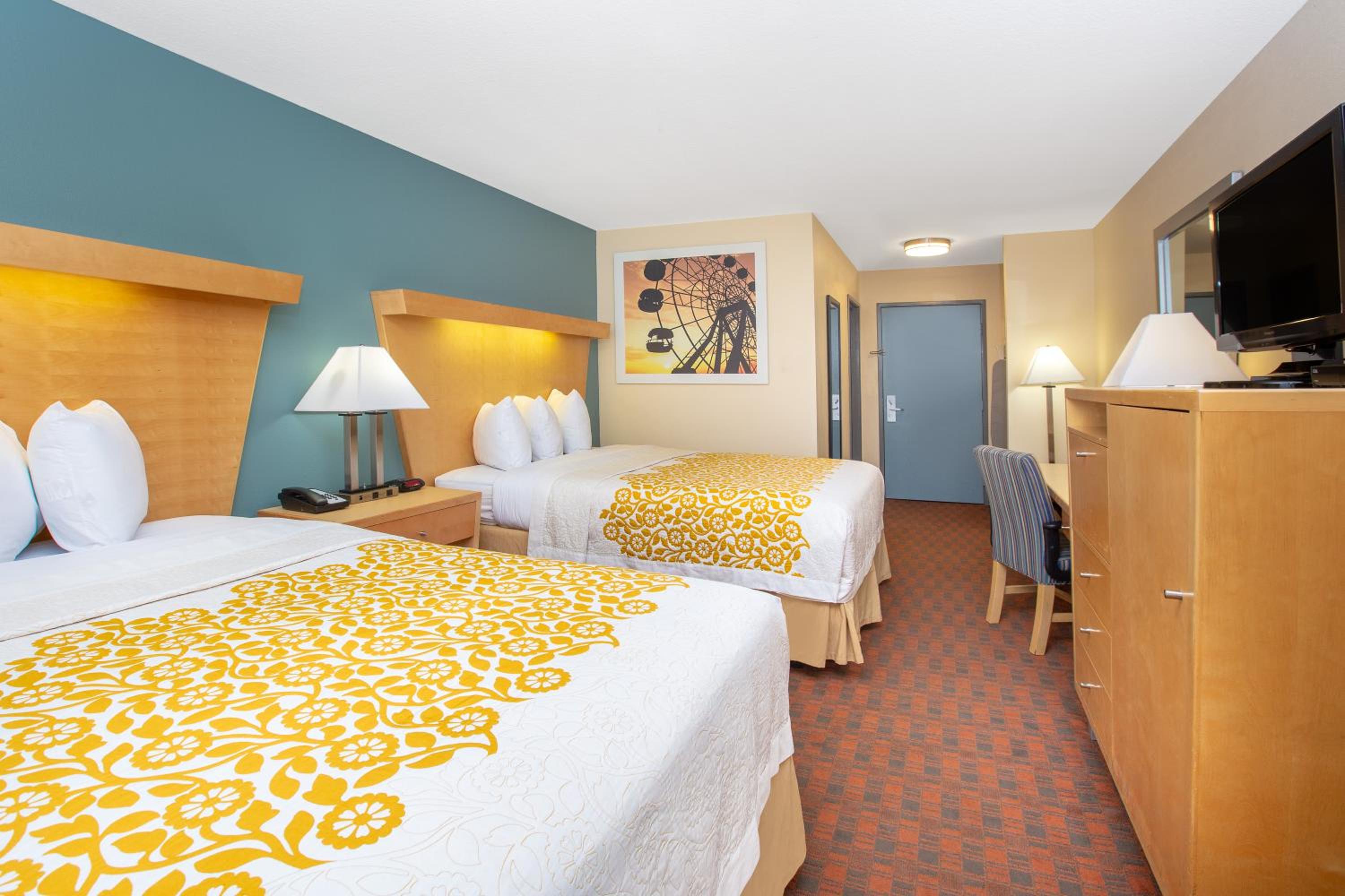 Standard Queen Room with Two Queen Beds - Photo 6