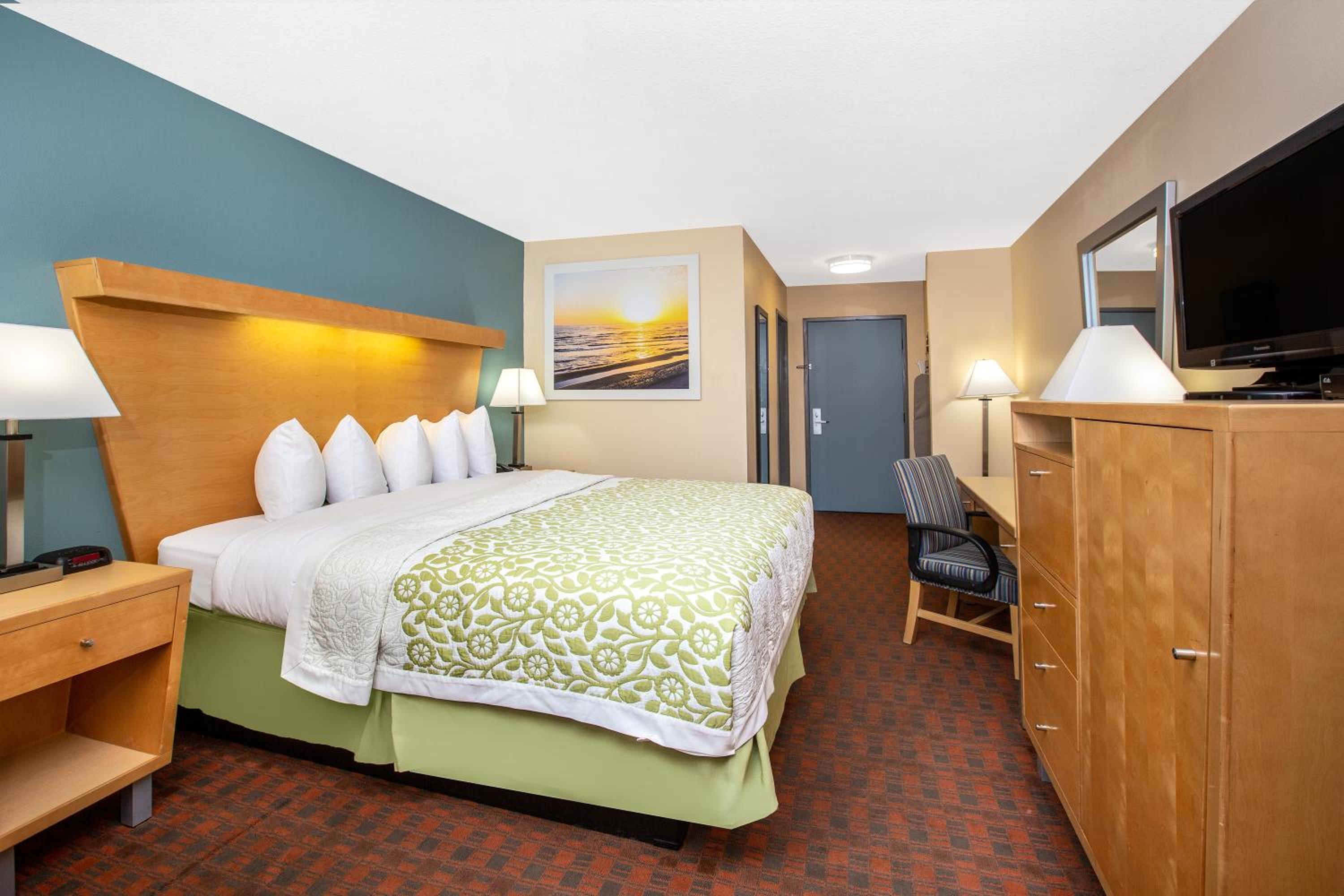 King Room - Non-Smoking - Photo 4