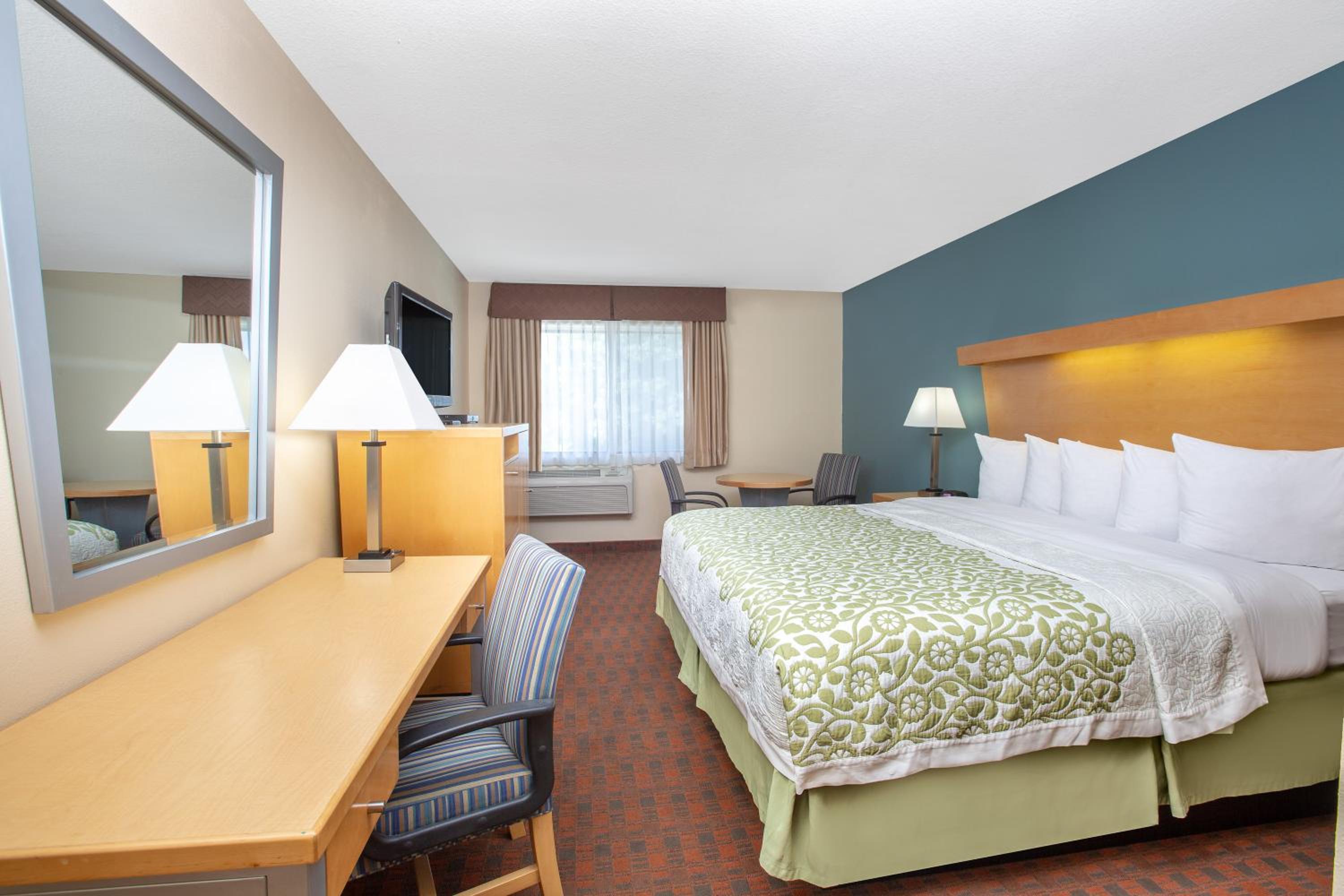 King Room - Non-Smoking - Photo 1